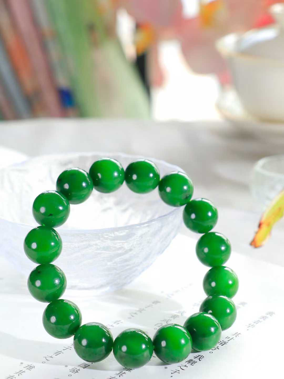 【岁月静好.手串】

  精品和田玉碧玉圆珠手串，精选上等和田玉料，每一颗珠子都散发着温润光泽，宛如岁月沉淀的优雅。佩戴它，感受时光的静谧与从容，彰显不凡品味。重55.2克  尺寸取一12.8mm  45301121O