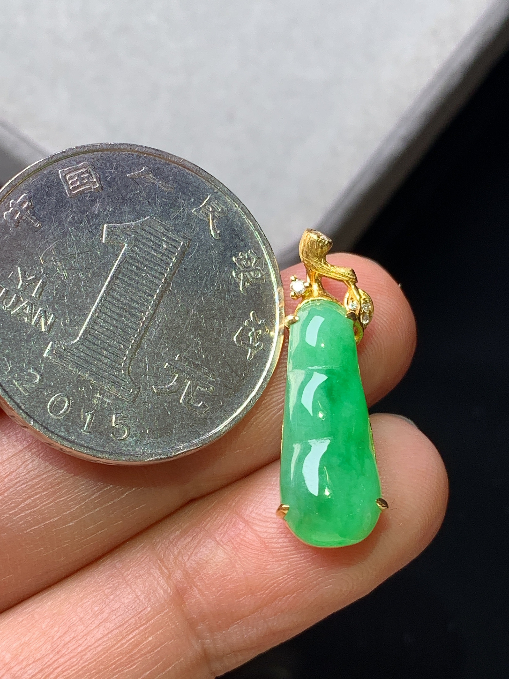 18k金钻镶嵌翠绿四季豆吊坠 玉质细腻 色泽艳丽清新 水润亮眼 整体尺寸24.5*8.3*6.2z1