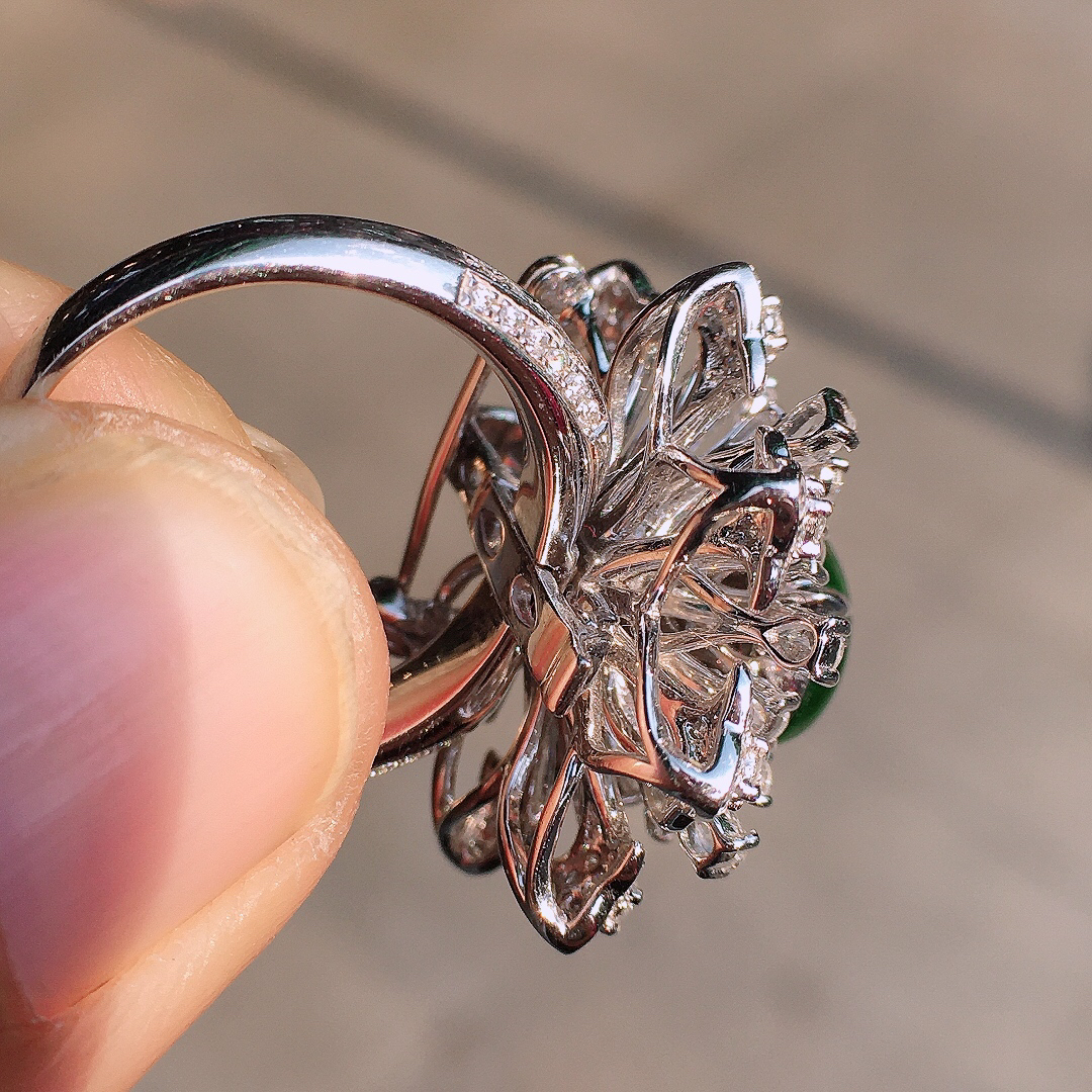 阳绿蛋面戒指/胸针/吊坠三用款，色泽均匀艳丽，玉质细腻，荧光感超
强，饱满圆润，尽显优雅气质，18k
金豪华镶嵌