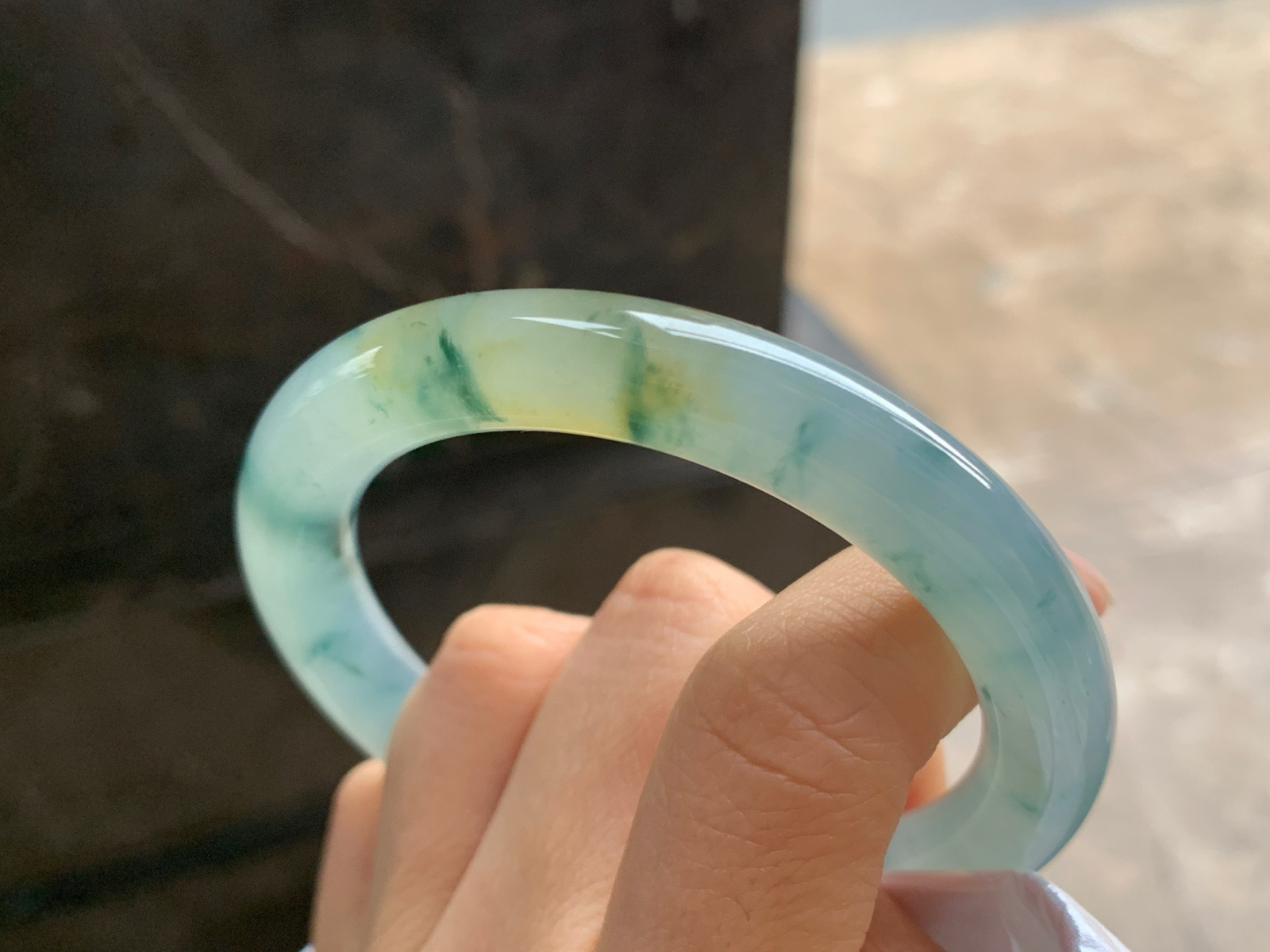 56-10

冰黄飘花圆条手镯^_^水润