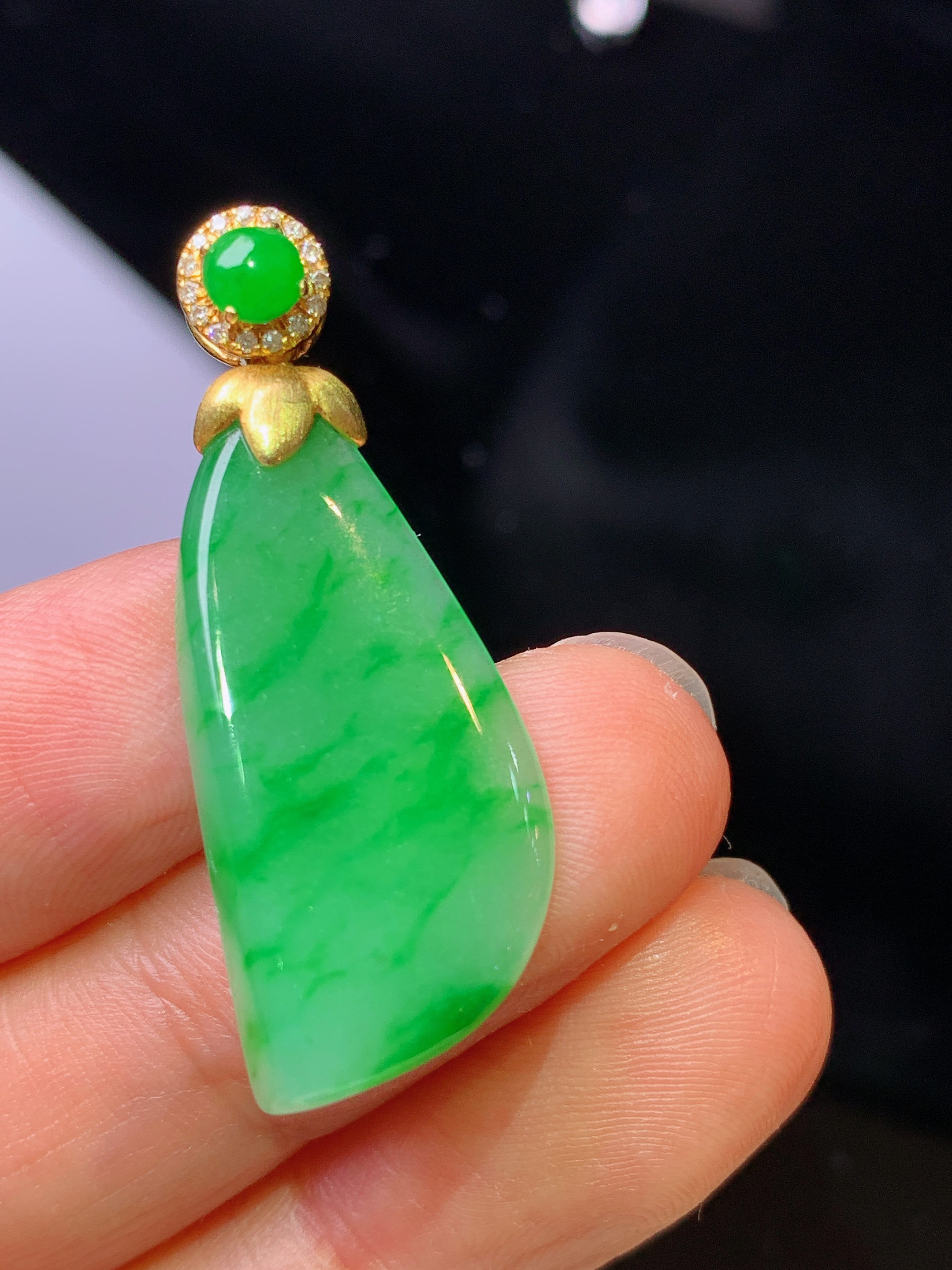 18k金钻镶嵌翠绿随形吊坠 玉质细腻 色泽艳丽清新 水润亮眼 整体尺寸35*13.2*4.6z1