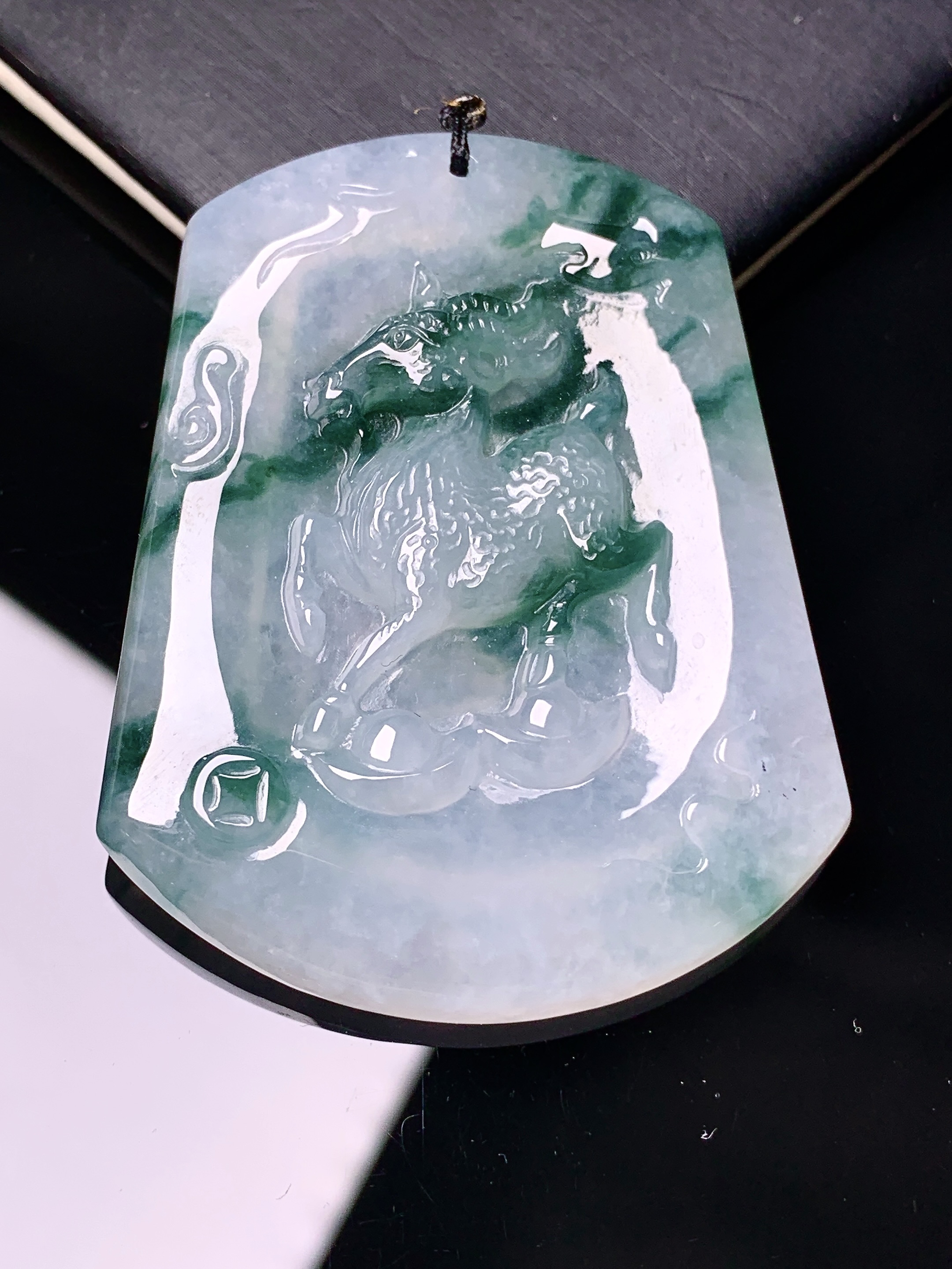 飘绿生肖羊牌吊坠 玉质细腻 色泽艳丽清新 水润亮眼 整体尺寸52.8*42*6.2b2