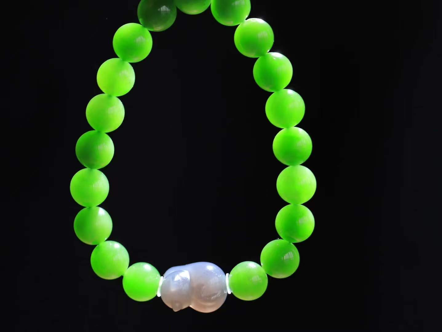 【珠圆玉润.手串】

精品和田玉碧玉珠圆玉润手串 玉质温润细腻  整串打磨圆润，佩戴舒适。珠珠落玉盘，间关莺语花底滑，一生美好时光，无论身在何处，都有它相伴相守。事事顺遂，幸福美满，吉祥如意。重30.5克 尺寸取一9.6mm FDL-16301500