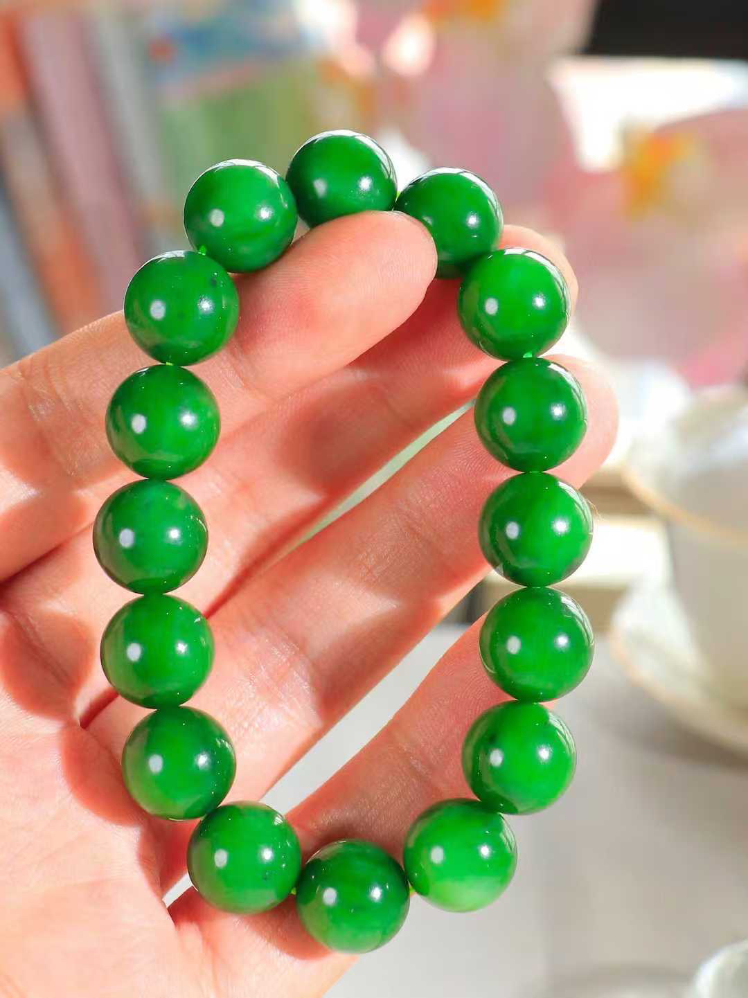 【岁月静好.手串】

  精品和田玉碧玉圆珠手串，精选上等和田玉料，每一颗珠子都散发着温润光泽，宛如岁月沉淀的优雅。佩戴它，感受时光的静谧与从容，彰显不凡品味。重55.2克  尺寸取一12.8mm  45301121O