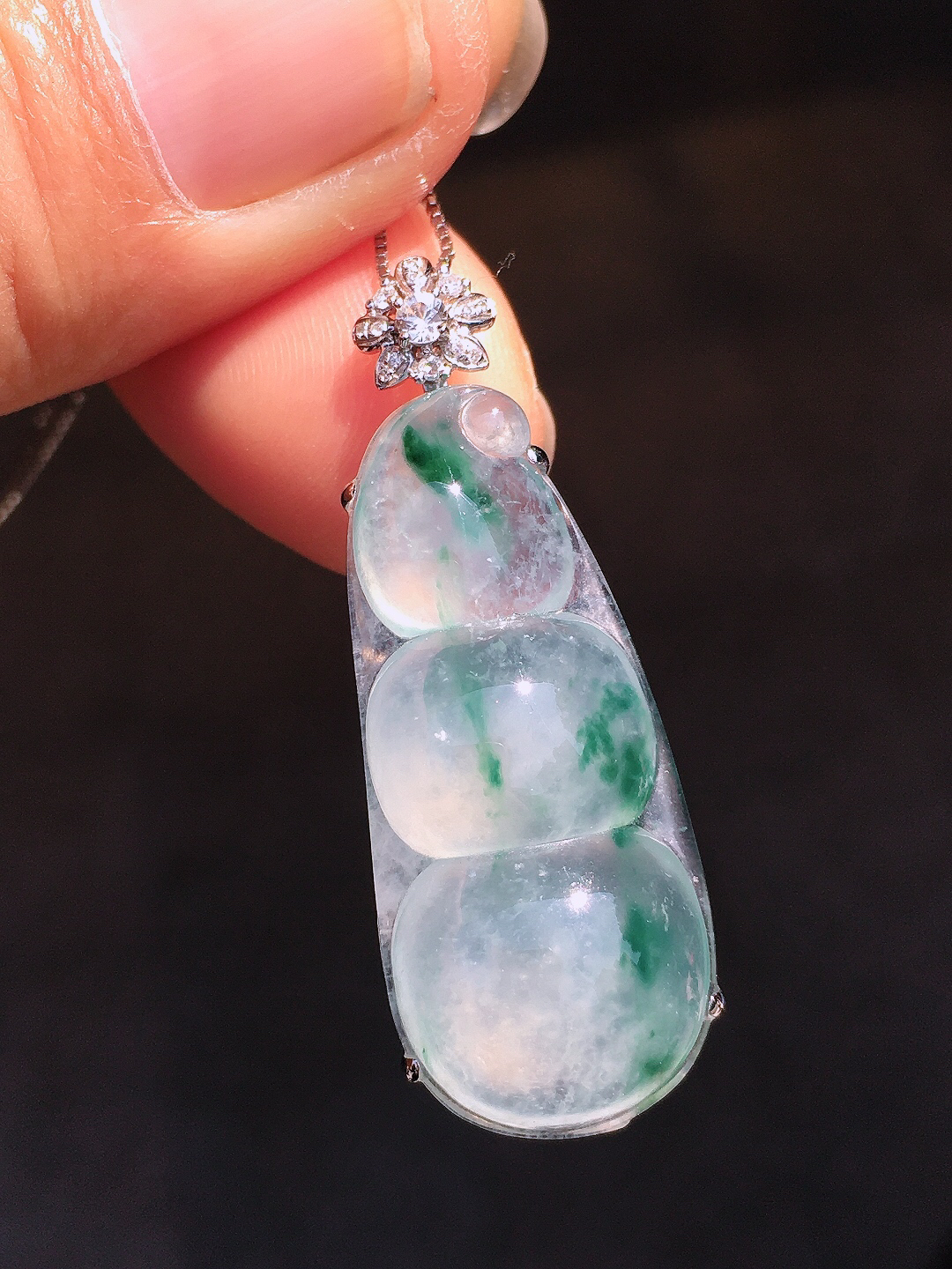 冰飘花福豆吊坠，色泽艳丽，玉质细腻，荧光感超
强，饱满圆润，尽显优雅气质，18k
金豪华镶嵌