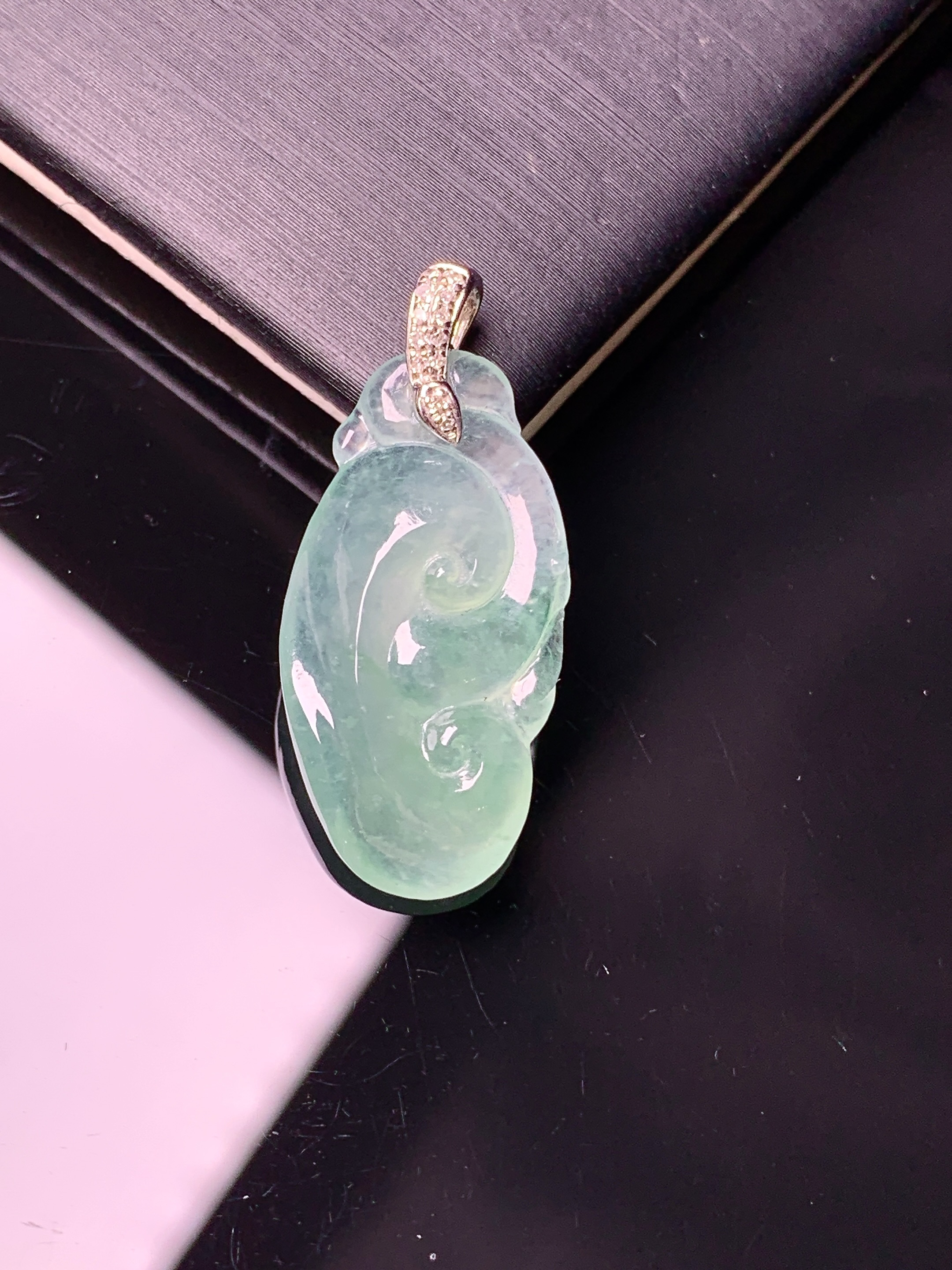 18k金钻镶嵌冰种如意吊坠 玉质细腻 色泽艳丽清新 水润亮眼 整体尺寸28.5*12.8*4.5z1