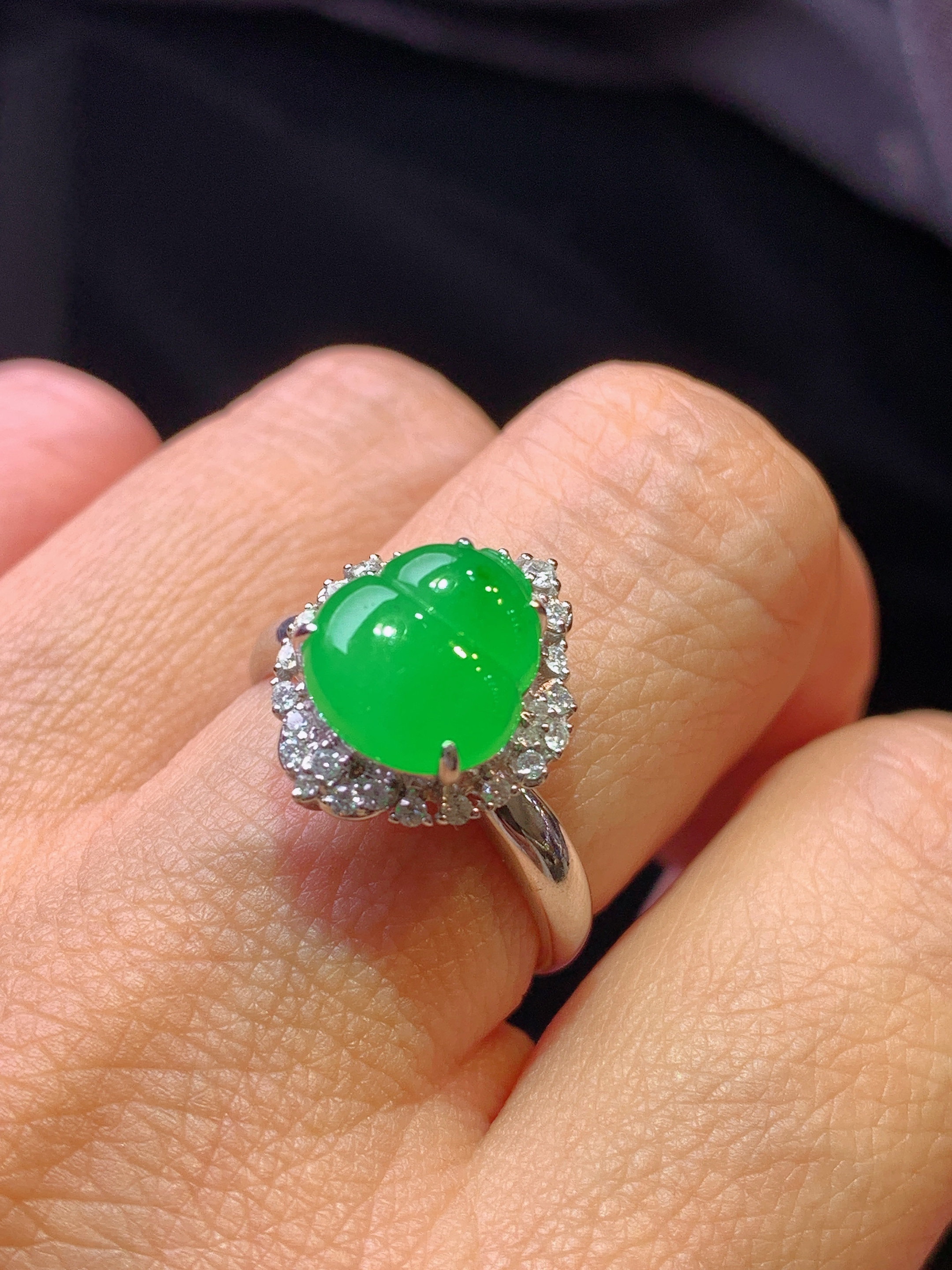18k金钻镶嵌翠绿葫芦戒指 玉质细腻 色泽艳丽清新 水润亮眼 圈口14 整体尺寸15*12.3*9.8