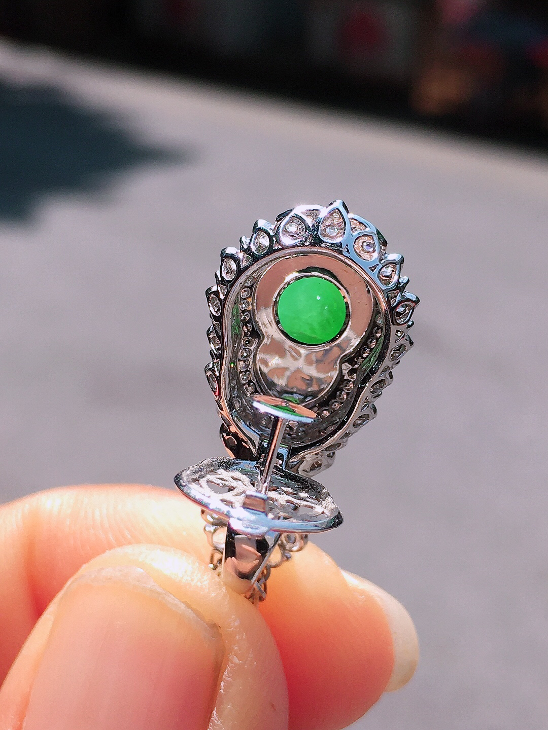 阳绿葫芦吊坠，色泽均匀艳丽，玉质细腻，荧光感超
强，饱满圆润，尽显优雅气质，18k
金豪华镶嵌