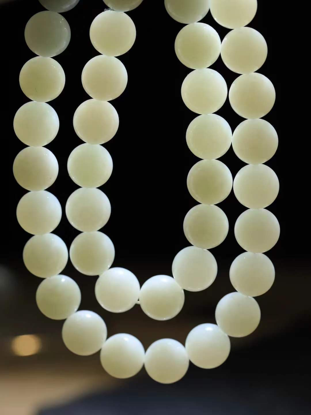 【珠圆玉润.项链】

精品和田玉白玉珠圆玉润项链 玉质细腻油润 饱满光滑 质朴无华，悠远简单，人心境界远，百世修炼深，心灵常驻善意持，觉悟人生百世修。重109.7克 尺寸取一11.9mm  FDL-22351422