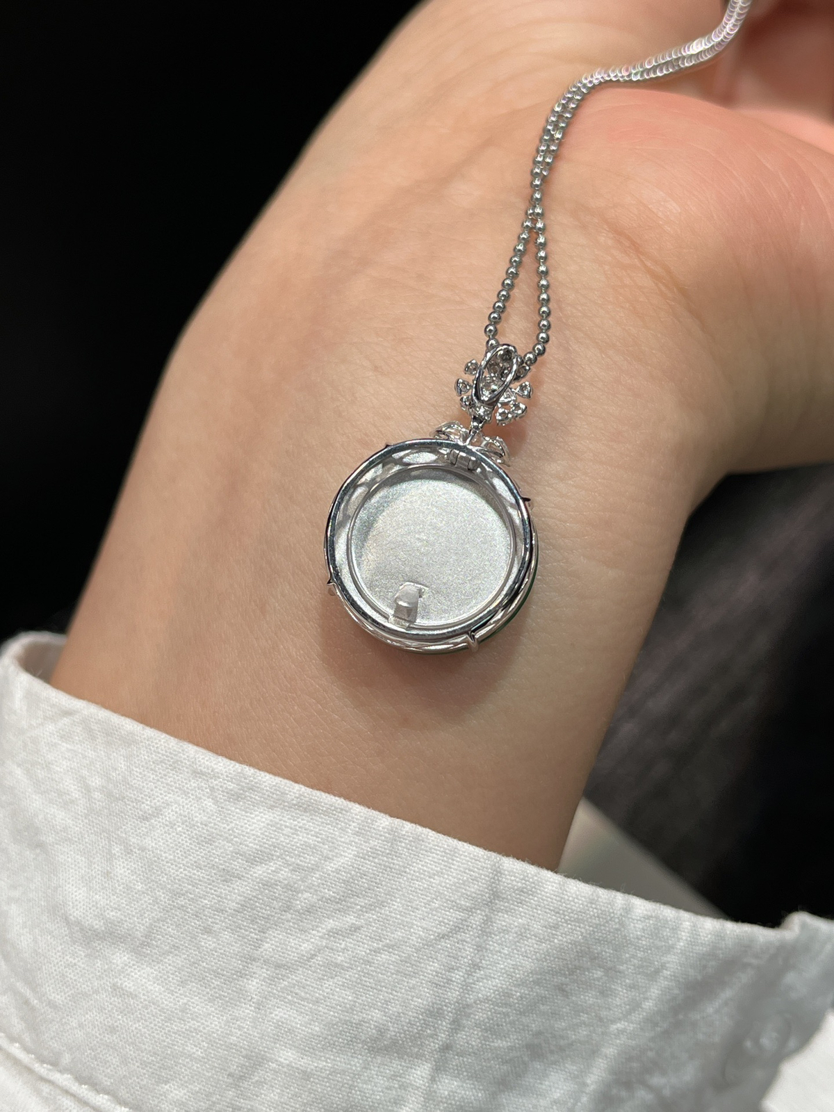 福利款天然缅甸翡翠A货裸镶满色平安扣……
尺寸看图一
18k金镶嵌，简单大气