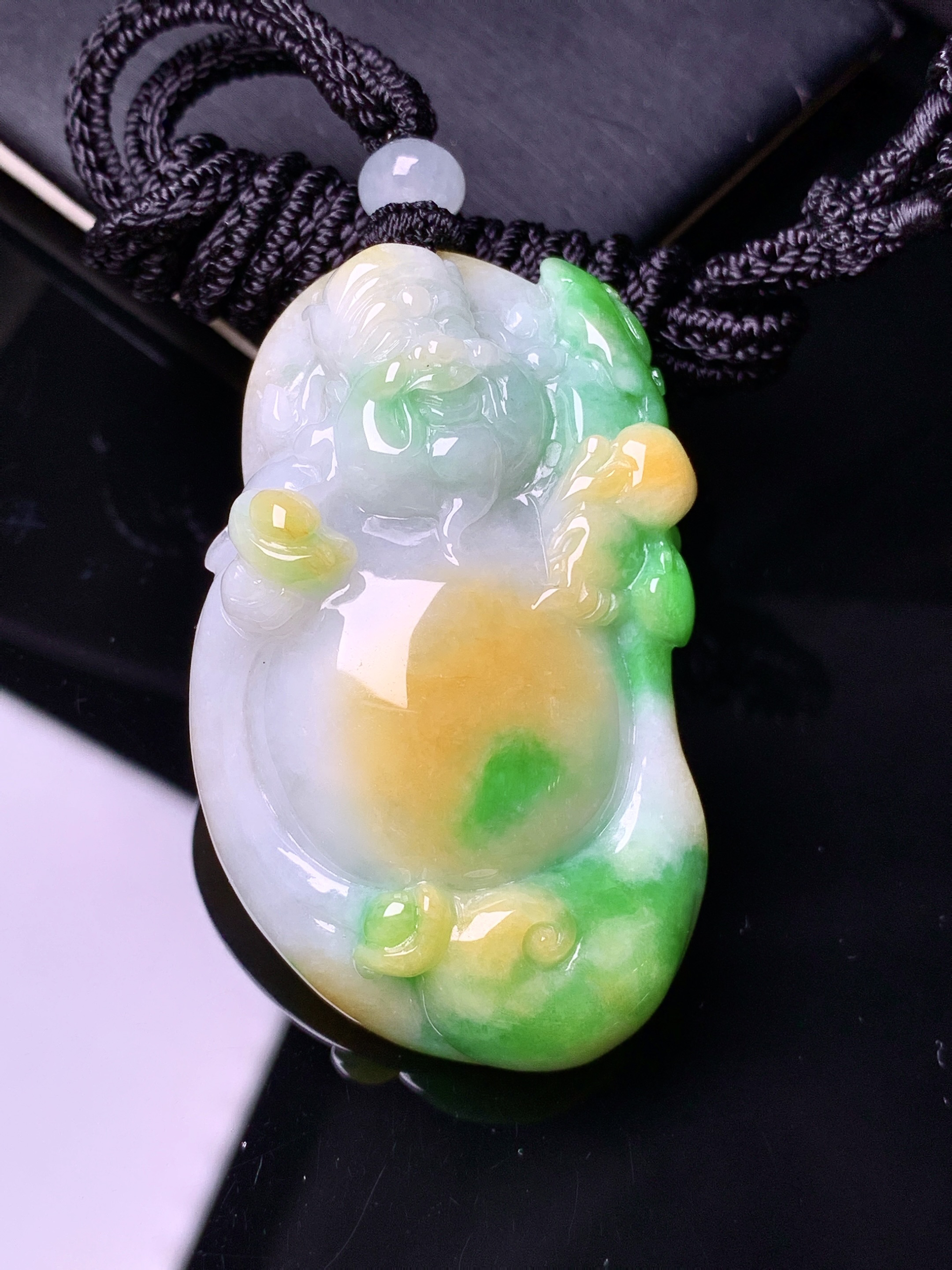 飘黄绿逍遥佛公吊坠 玉质细腻 色泽艳丽清新 水润亮眼 整体尺寸49.7*29.2*10.8w1