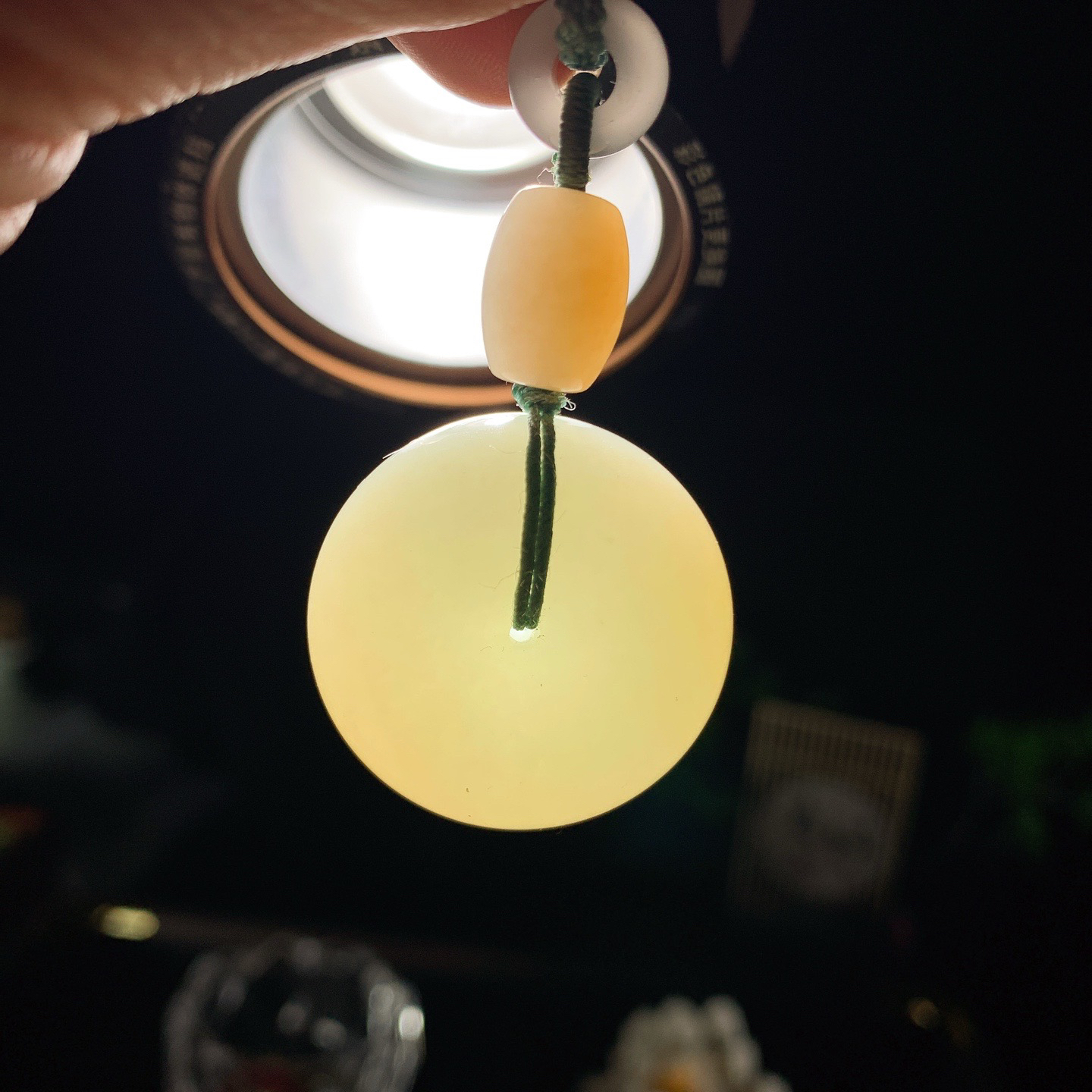 新疆和田玉且末糖平安扣挂件。尺寸29/14重28克。玉质细腻油润。手推出油。佩戴高端典雅。lt260313