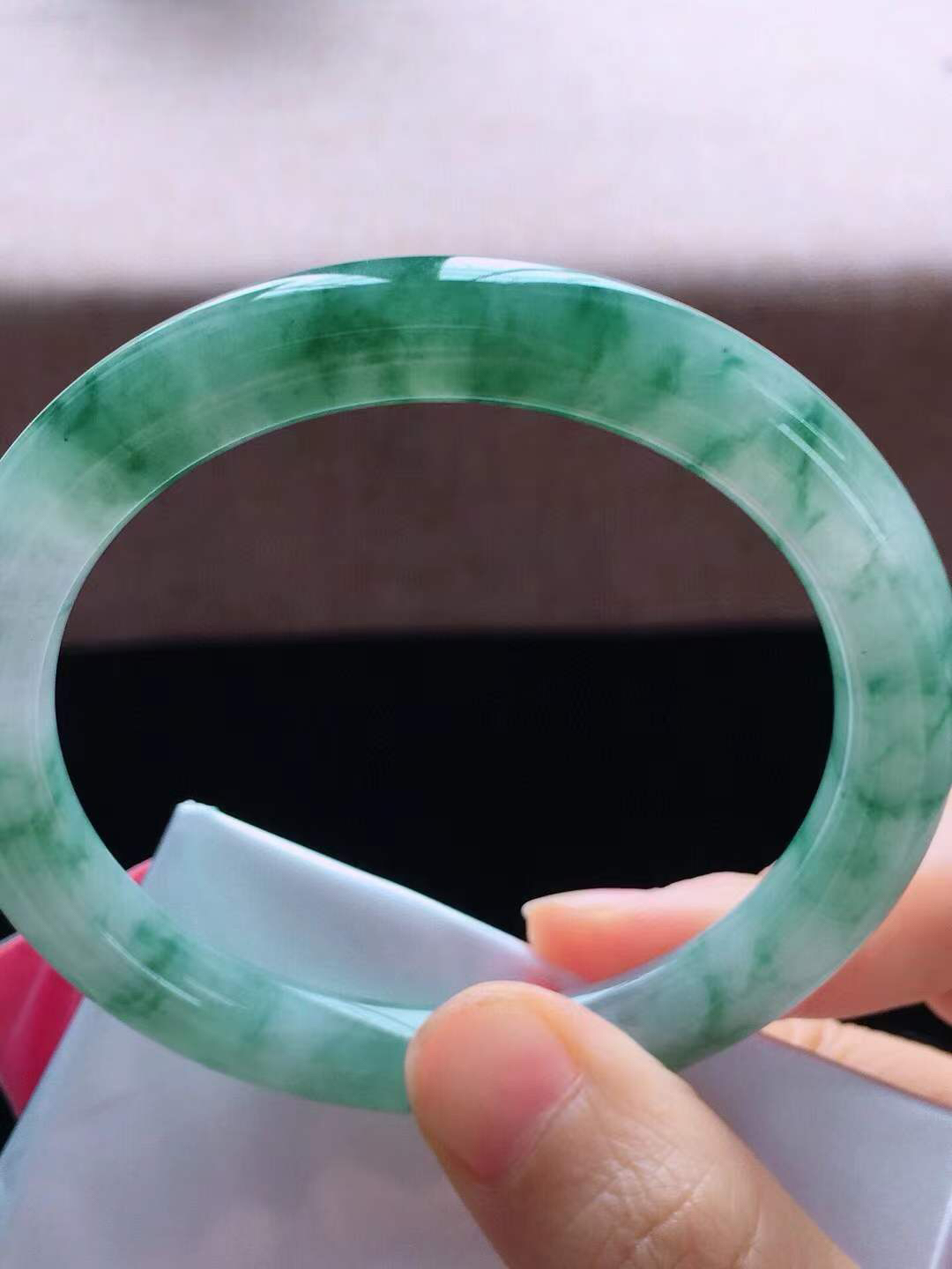 【翡翠名称】老种冰飘花56.6圈口圆条手镯
【翡翠尺寸】56.6*8.8*8.8mm适合57-59正圈口佩戴
【翡翠描述】宝贝种老水足，玉质细腻，色泽靓丽，性价比高，佩戴效果好！
【其它赠送】权威证书/精美挂绳盒子/支持全国复检