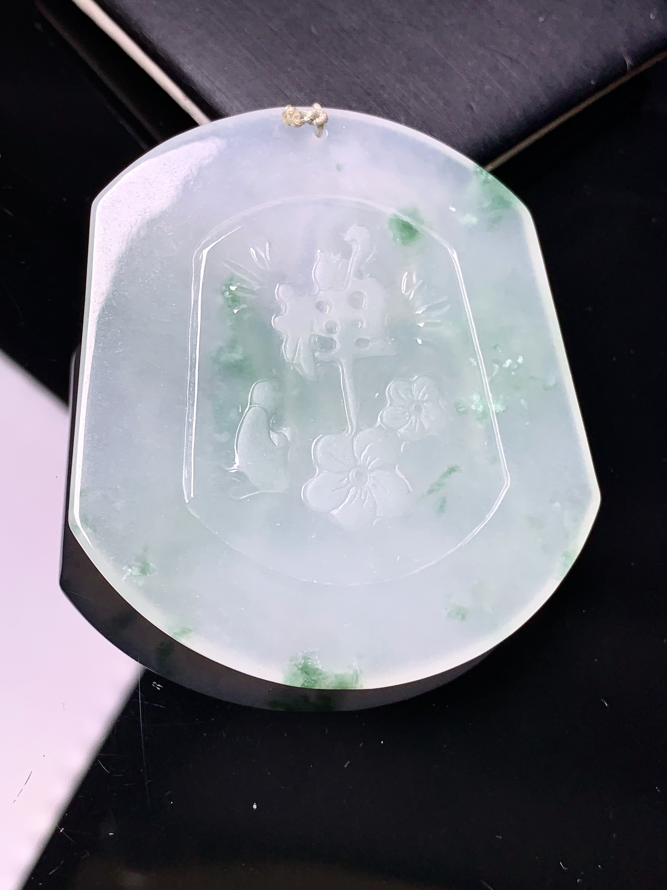 飘绿观音菩萨吊坠 玉质细腻 色泽艳丽清新 水润亮眼 整体尺寸55.8*50.6*6.6