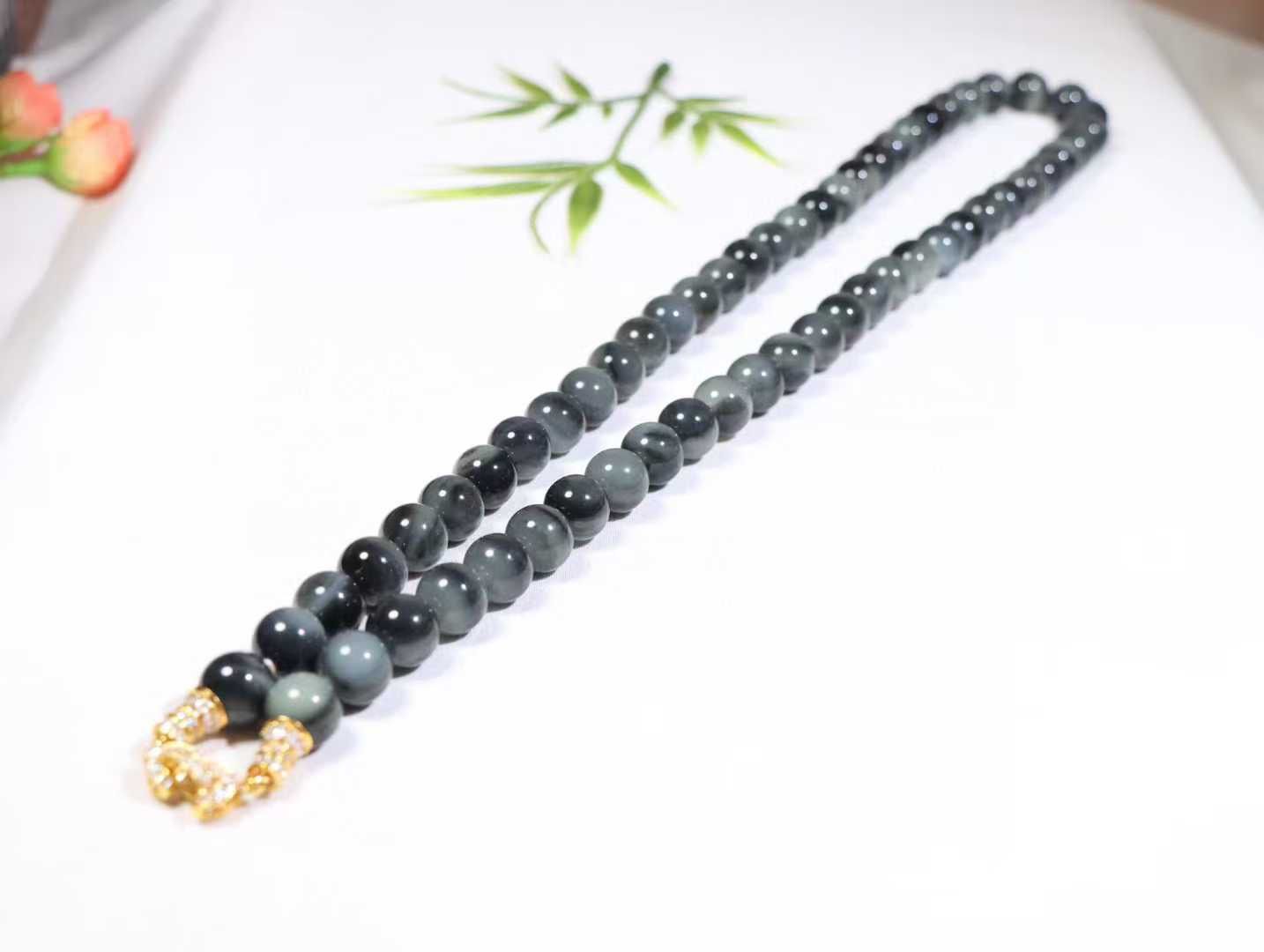 【水墨青花.项链】

新疆和田青花籽料珠圆玉润项链 玉质温润细腻  整串打磨圆润，佩戴舒适。珠珠落玉