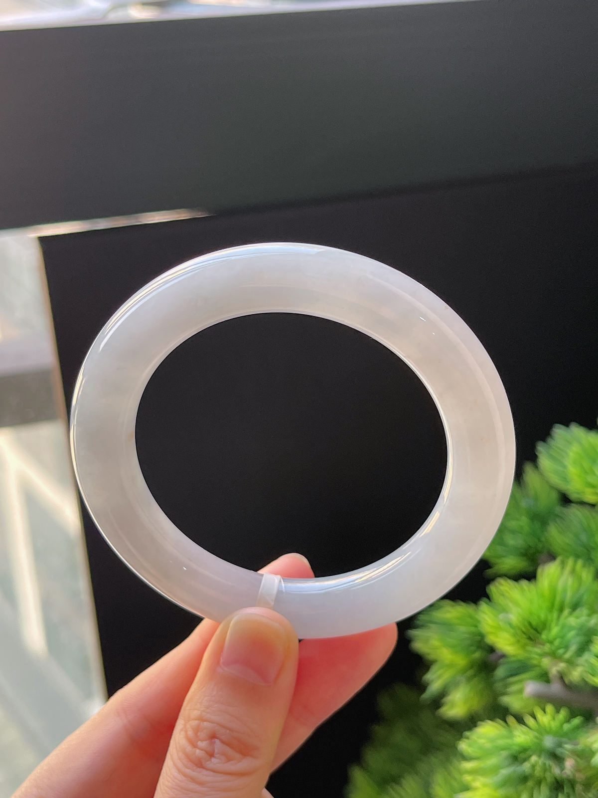 圆镯52.3圈口，翡翠糯化种淡绿色手镯