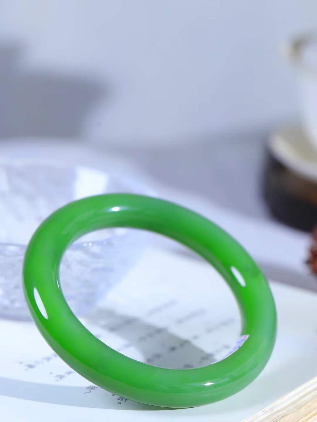 （碧色荡漾.手镯）

收藏级臻品️和田玉碧玉猫眼圆条手镯，灼灼其华想像靓妆淡伫 ，腕间绿意跳脱冰