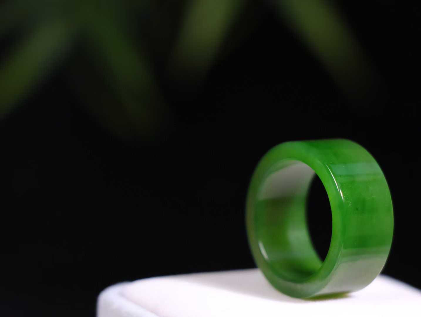 （古韵.扳指）

精品和田玉碧玉扳指 指环 戒圈。七号矿老料 纯正菠菜绿，直切工艺，款式精美，玉