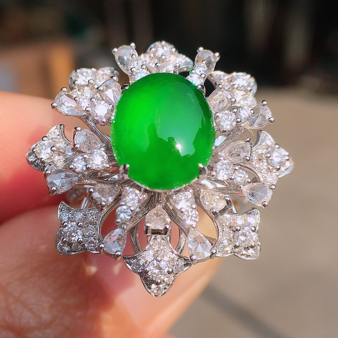 阳绿蛋面戒指/胸针/吊坠三用款，色泽均匀艳丽，玉质细腻，荧光感超
强，饱满圆润，尽显优雅气质，18k