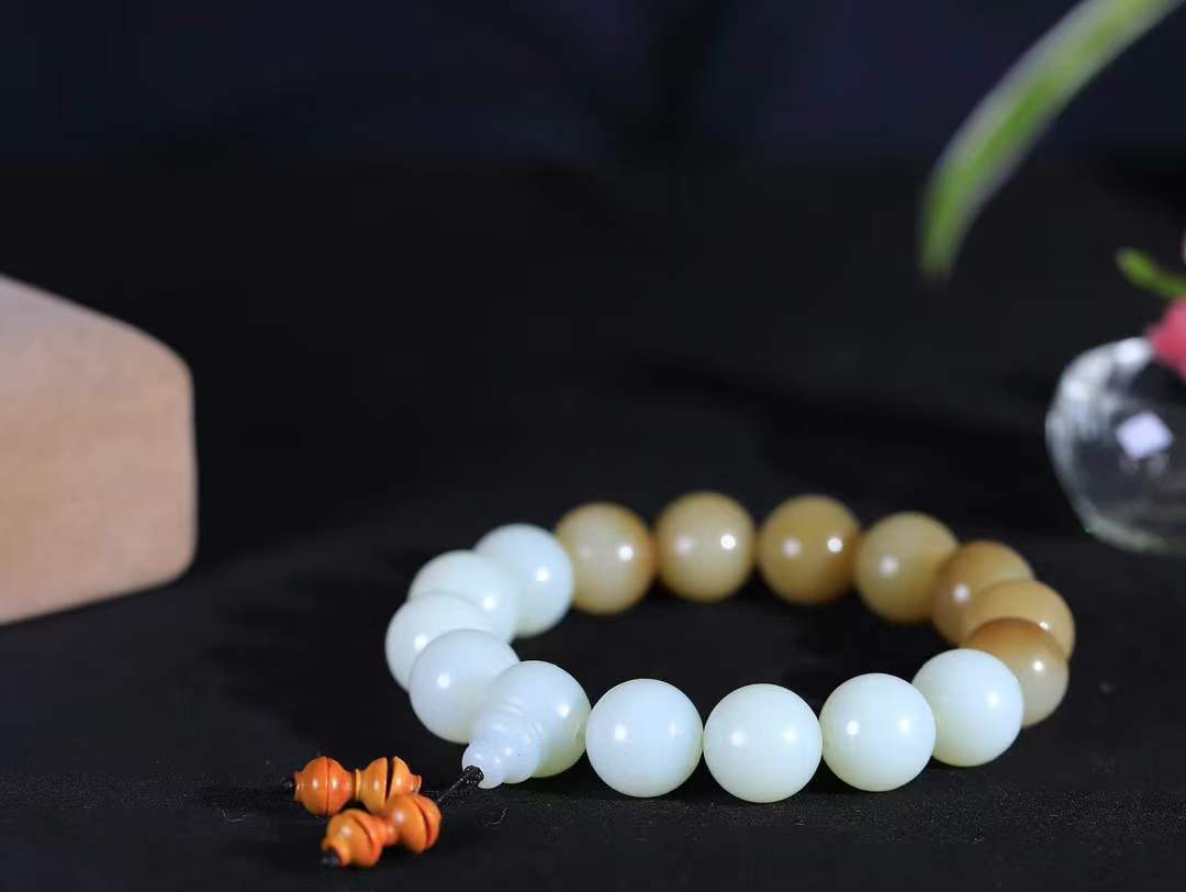 【珠圆玉润.手串】

精品和田玉糖白玉珠圆玉润手串 玉质温润细腻  整串打磨圆润，佩戴舒适。珠珠落玉