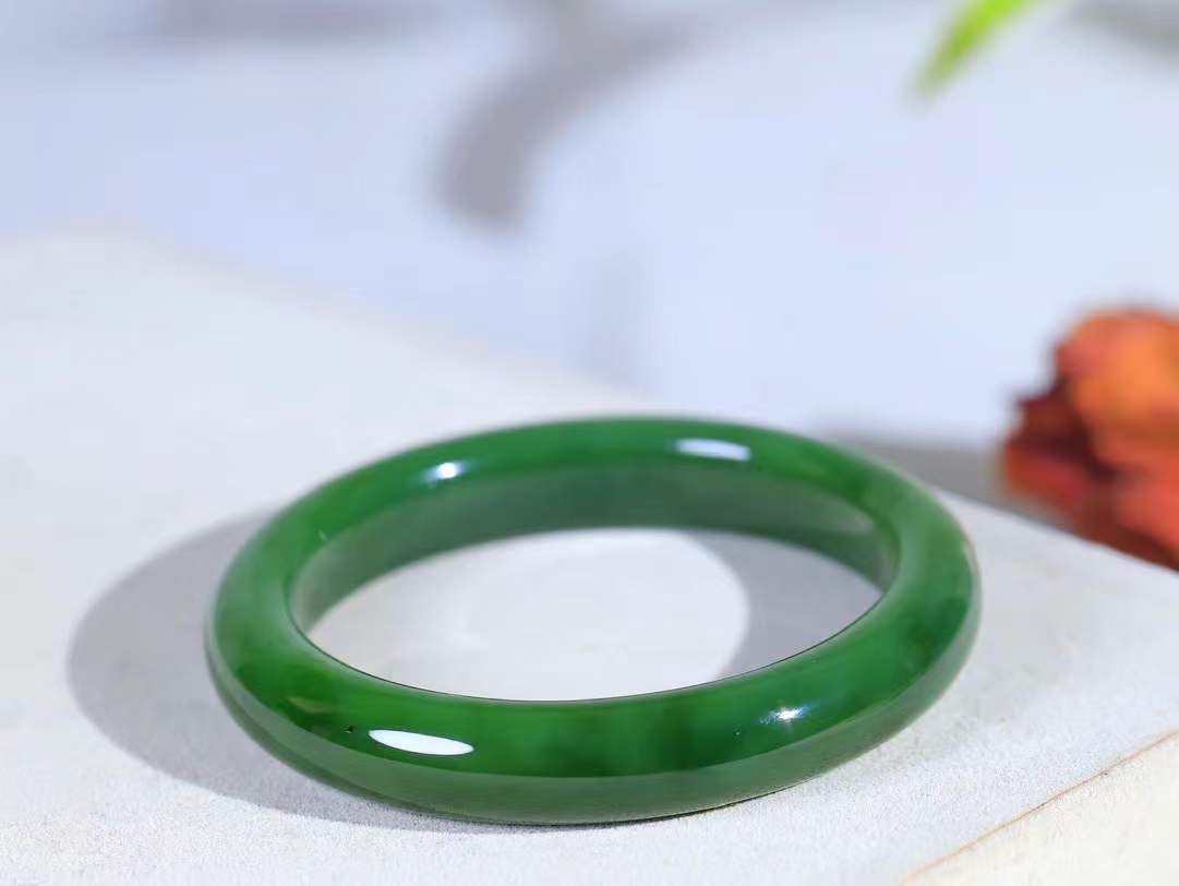 【碧色荡漾·手镯】

精品和田玉碧玉手镯，玉质细腻温润，手感舒适，️线条流畅，简约大气，美自天成，佩戴于腕间，婉约之美，举手投足间透出那份低调奢华，醉人心扉。重54克  内径圈口57mm  尺寸11.5-9mm  FDA-6624333