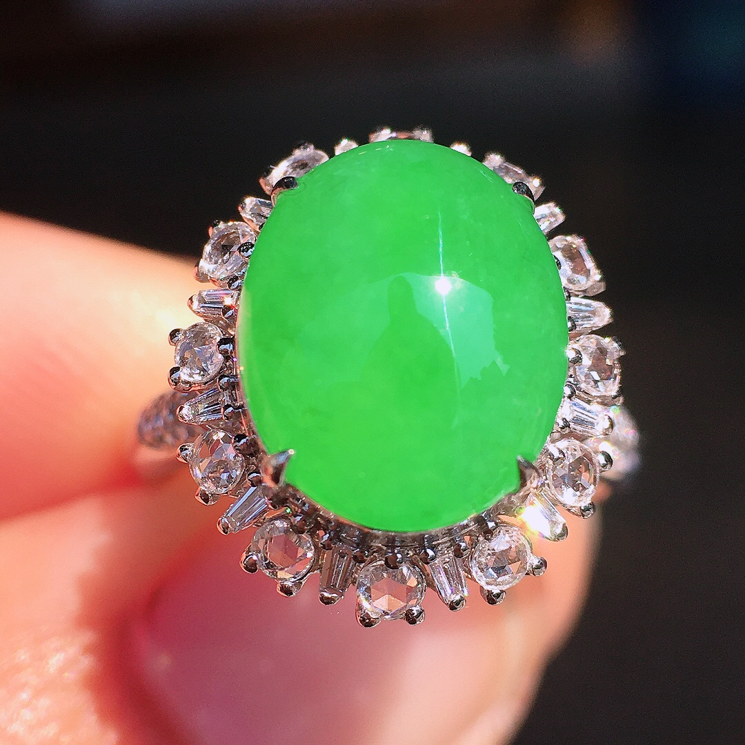 阳绿蛋面戒指，色泽均匀艳丽，玉质细腻，荧光感超
强，饱满圆润，尽显优雅气质，18k
金豪华镶嵌