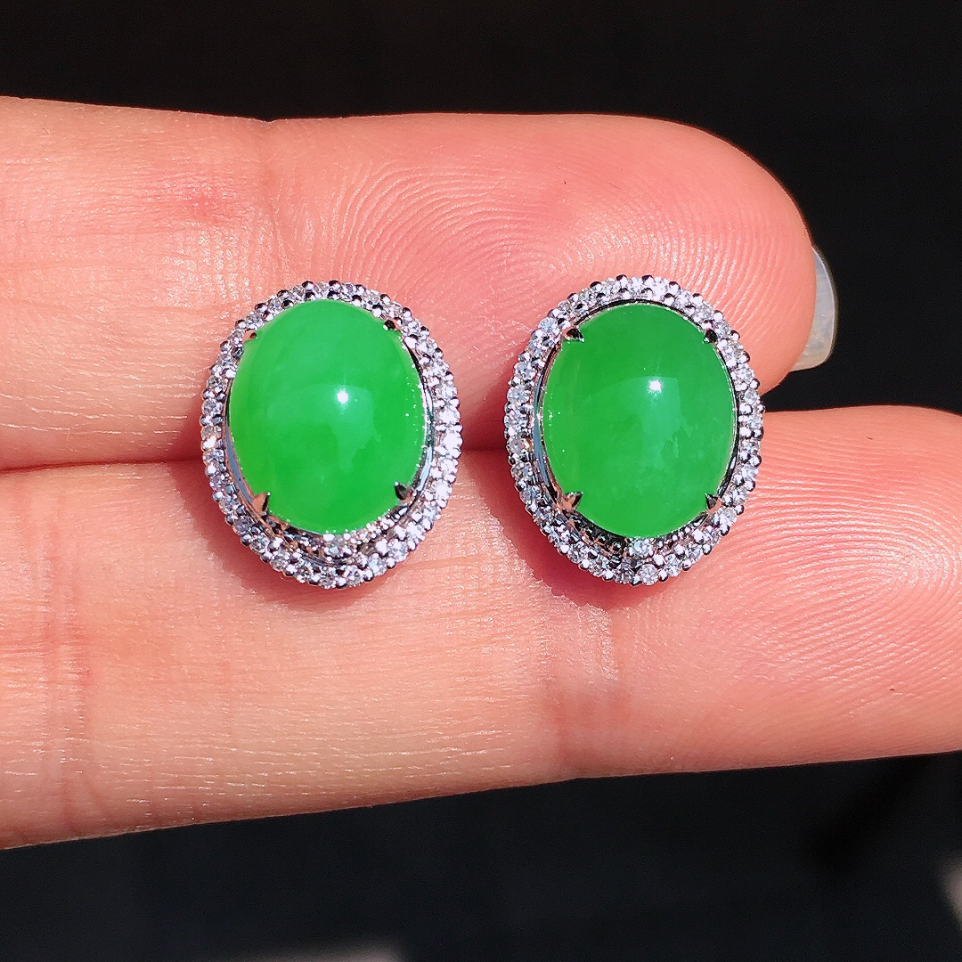 阳绿蛋面耳钉，色泽均匀艳丽，玉质细腻，荧光感超
强，饱满圆润，尽显优雅气质，18k
金豪华镶嵌