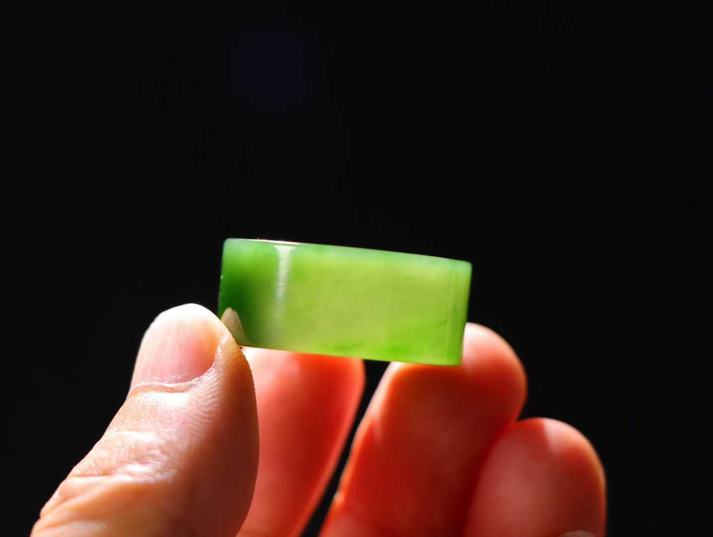 （古韵.扳指）

精品和田玉碧玉扳指 指环 戒圈。七号矿老料 纯正菠菜绿，直切工艺，款式精美，玉质细腻温润，油润感十足， 整器古韵生辉。优雅高贵。运筹帷幄于掌中，决胜于千里之外。

重10克   圈口22mm 尺寸22-12-3.5mm FS17821208125O