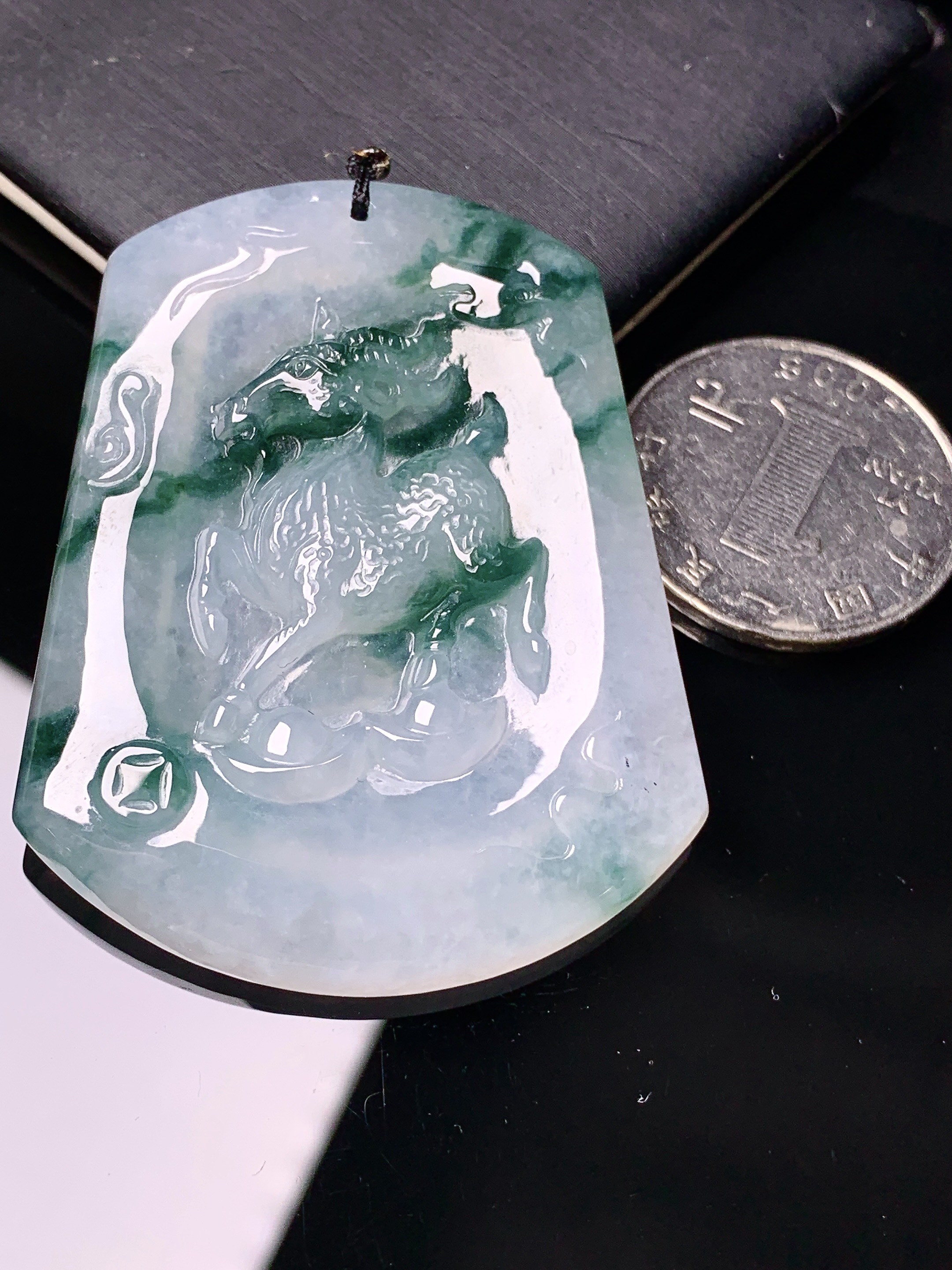 飘绿生肖羊牌吊坠 玉质细腻 色泽艳丽清新 水润亮眼 整体尺寸52.8*42*6.2b2