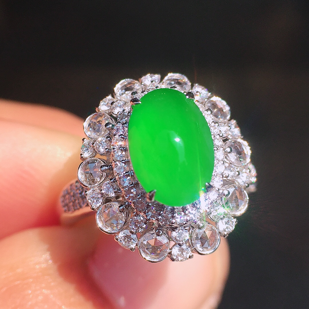 阳绿蛋面戒指，色泽均匀艳丽，玉质细腻，荧光感超
强，饱满圆润，尽显优雅气质，18k
金豪华镶嵌