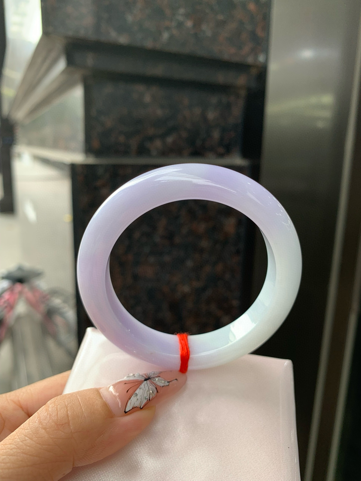 春彩正圈
52-53都能戴
半圈浅绿碰上梦幻般的春，像是融化了的春天，半山半水，一镯两戴，所有的美好交织在一起，让人心生宁静而淡淡的欢喜～