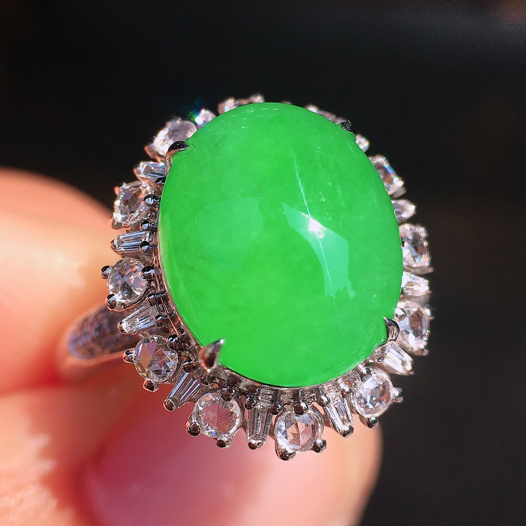 阳绿蛋面戒指，色泽均匀艳丽，玉质细腻，荧光感超
强，饱满圆润，尽显优雅气质，18k
金豪华镶嵌