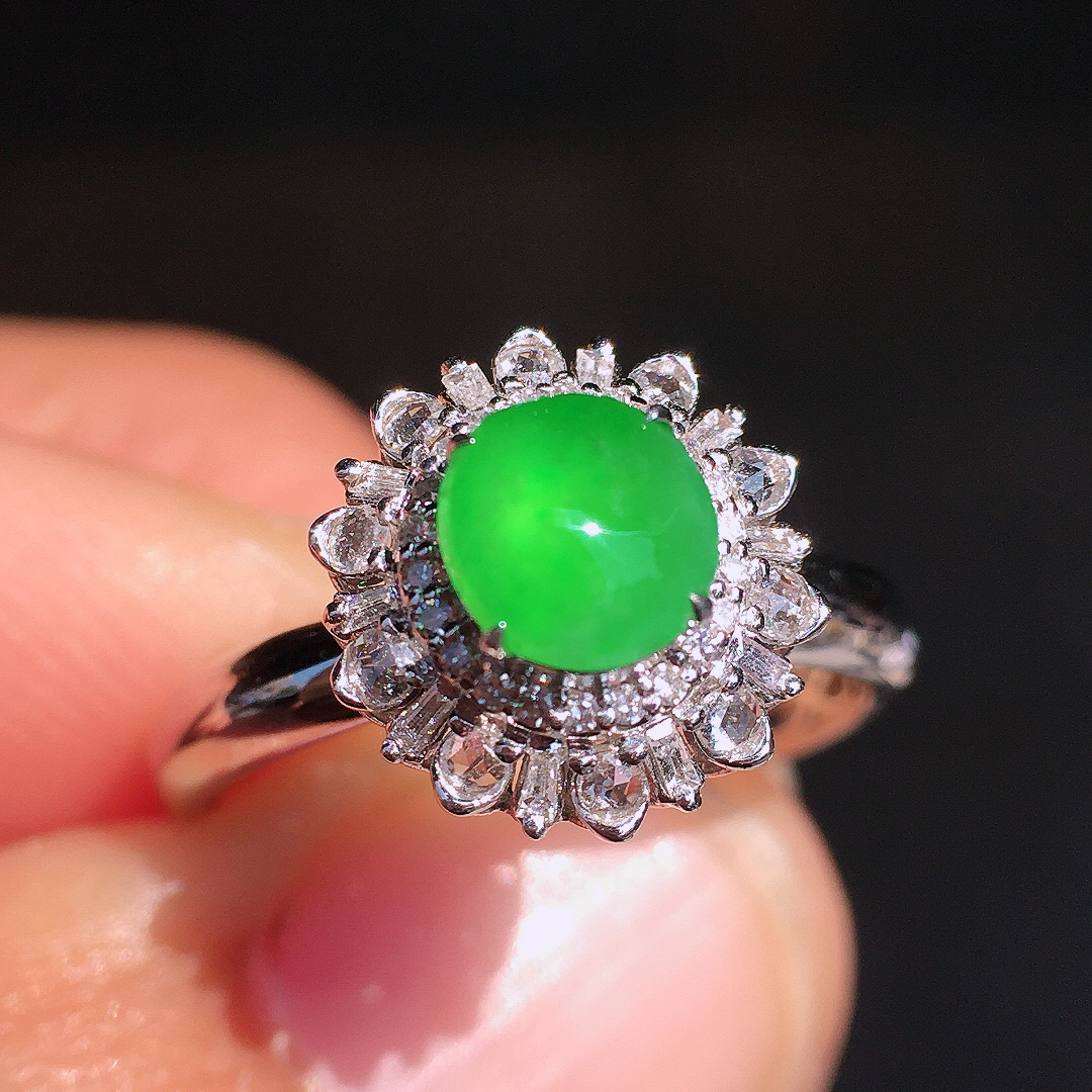 阳绿蛋面戒指，色泽均匀艳丽，玉质细腻，荧光感超
强，饱满圆润，尽显优雅气质，18k
金豪华镶嵌