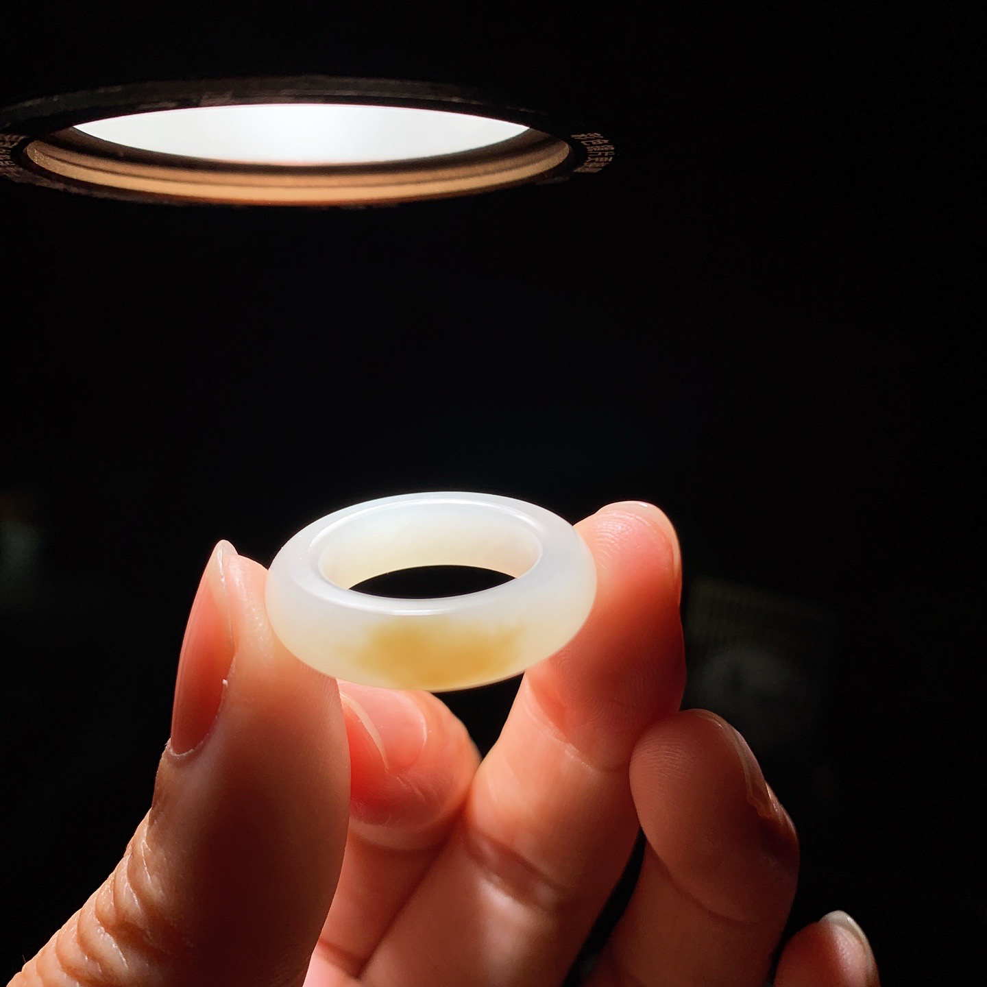 新疆和田玉且末糖戒指 内径16尺寸6/4重4.5克。玉质细腻油润。手推出油。佩戴高端典雅。lt260313