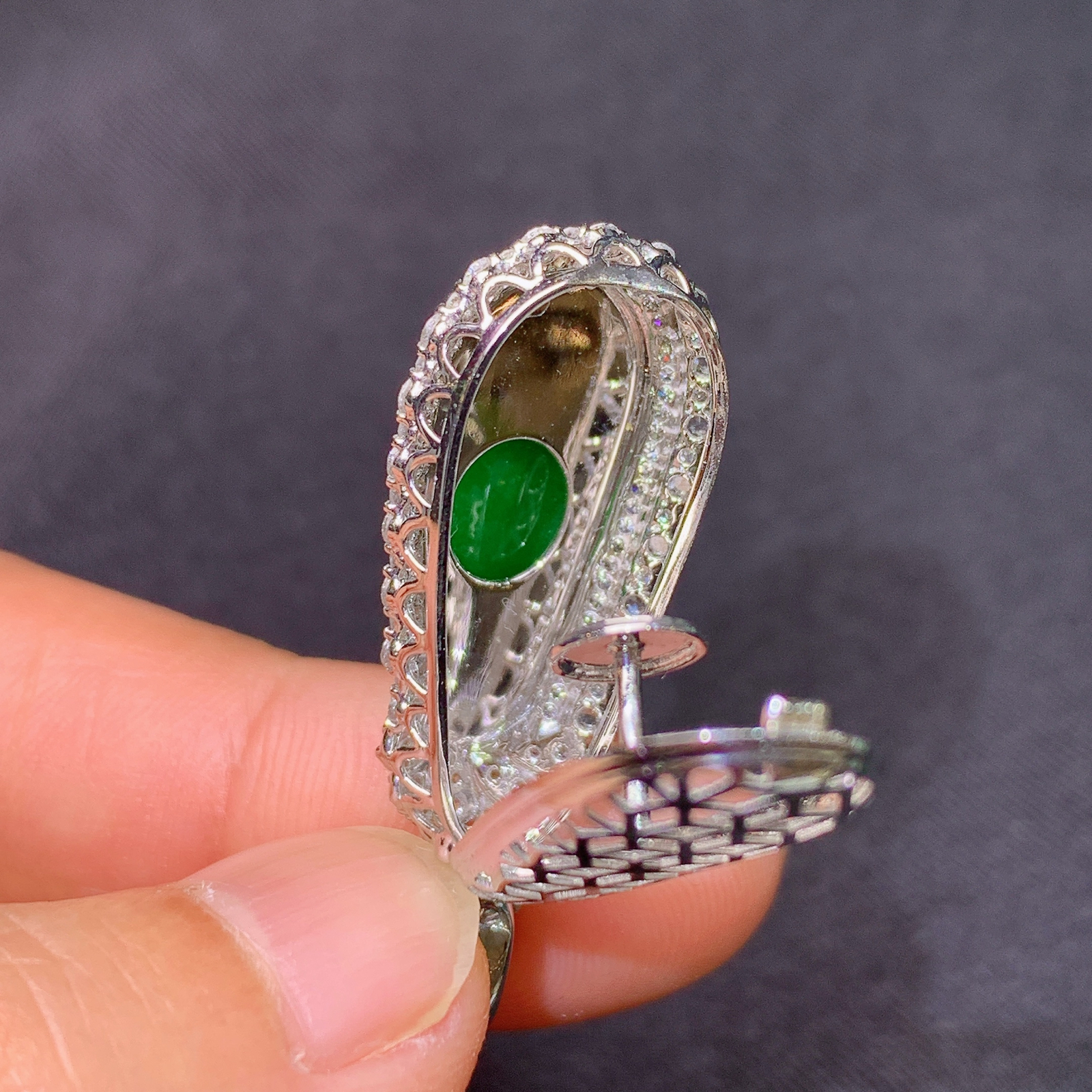 冰阳绿福豆吊坠，18k金镶嵌，冰润色阳，玉质细腻，种水足，Dgj 尺寸34*13.3*10.3