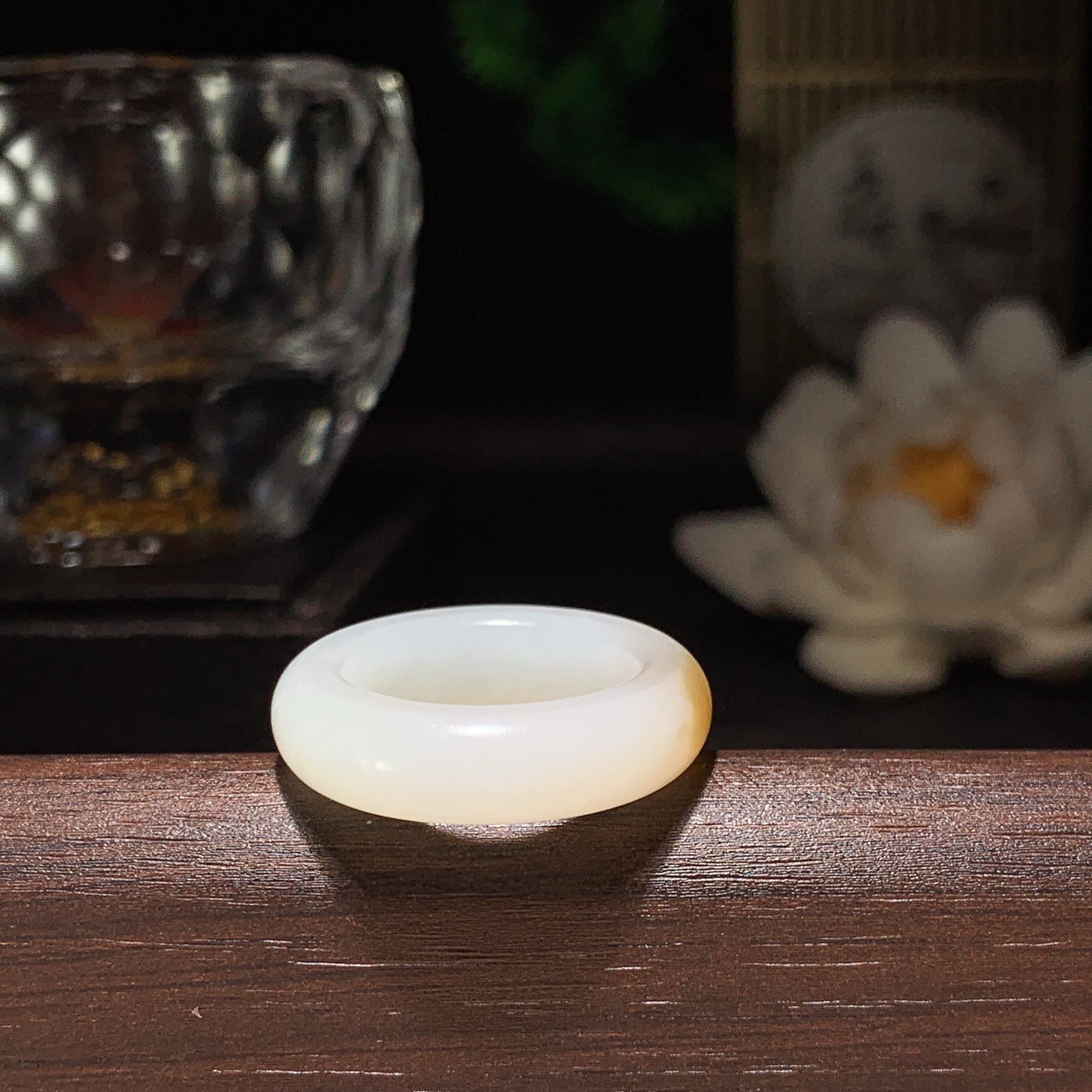 新疆和田玉且末糖戒指 内径16尺寸6/4重4.5克。玉质细腻油润。手推出油。佩戴高端典雅。lt260313