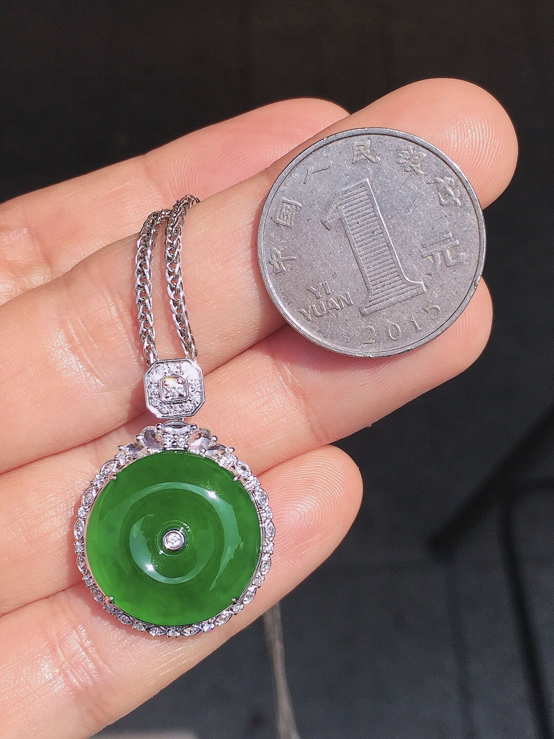 满绿平安扣吊坠，色泽均匀艳丽，玉质细腻，荧光感超
强，饱满圆润，尽显优雅气质，18k
金豪华镶嵌