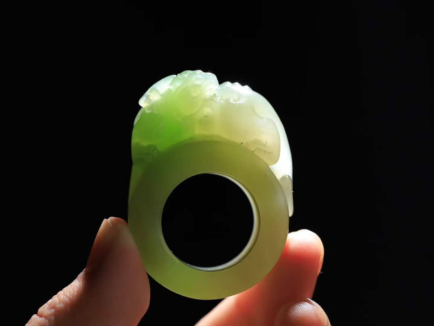 【招财貔貅.扳指]

精品和田玉翠青貔貅扳指、手把件质地油润，手感上佳。精工雕刻，貔貅表情生猛威严，形象立体生动，有纳食四方之财，消灾好运的寓意，貔貅属火，火主心，心主神明，祈福佩戴者聪慧灵秀。内径22mn尺寸18.2-23mm，重54克fDL-10301500