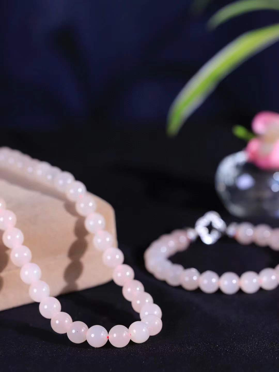 一套【珠圆玉润.套装】

精品和田玉藕粉珠圆玉润套装 玉质细腻油润 饱满光滑 质朴无华，悠远简单，人心境界远，百世修炼深，心灵常驻善意持，觉悟人生百世修。项链重67.3克 尺寸取一7.9mm   手串重18.5克  尺寸取一7.9mm  10301516L