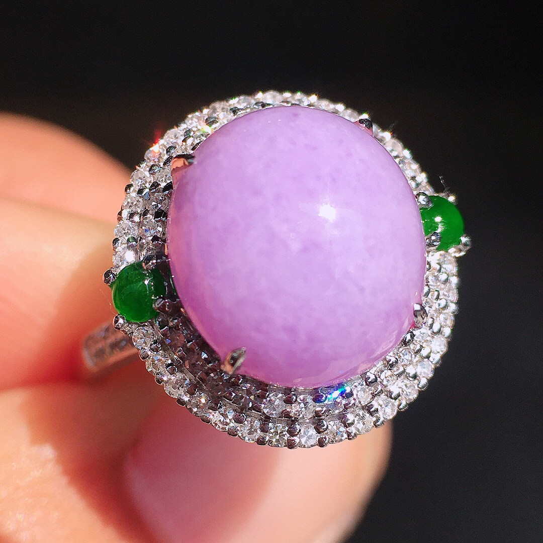 紫罗兰蛋面戒指，色泽均匀艳丽，玉质细腻，荧光感超
强，饱满圆润，尽显优雅气质，18k
金豪华镶嵌