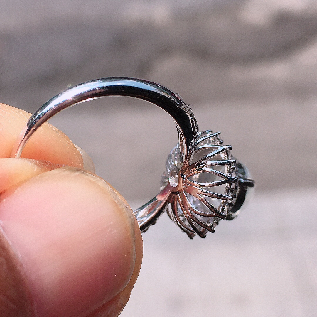 玻璃种蛋面戒指，玉质细腻，荧光感超
强，饱满圆润，尽显优雅气质，18k
金豪华镶嵌