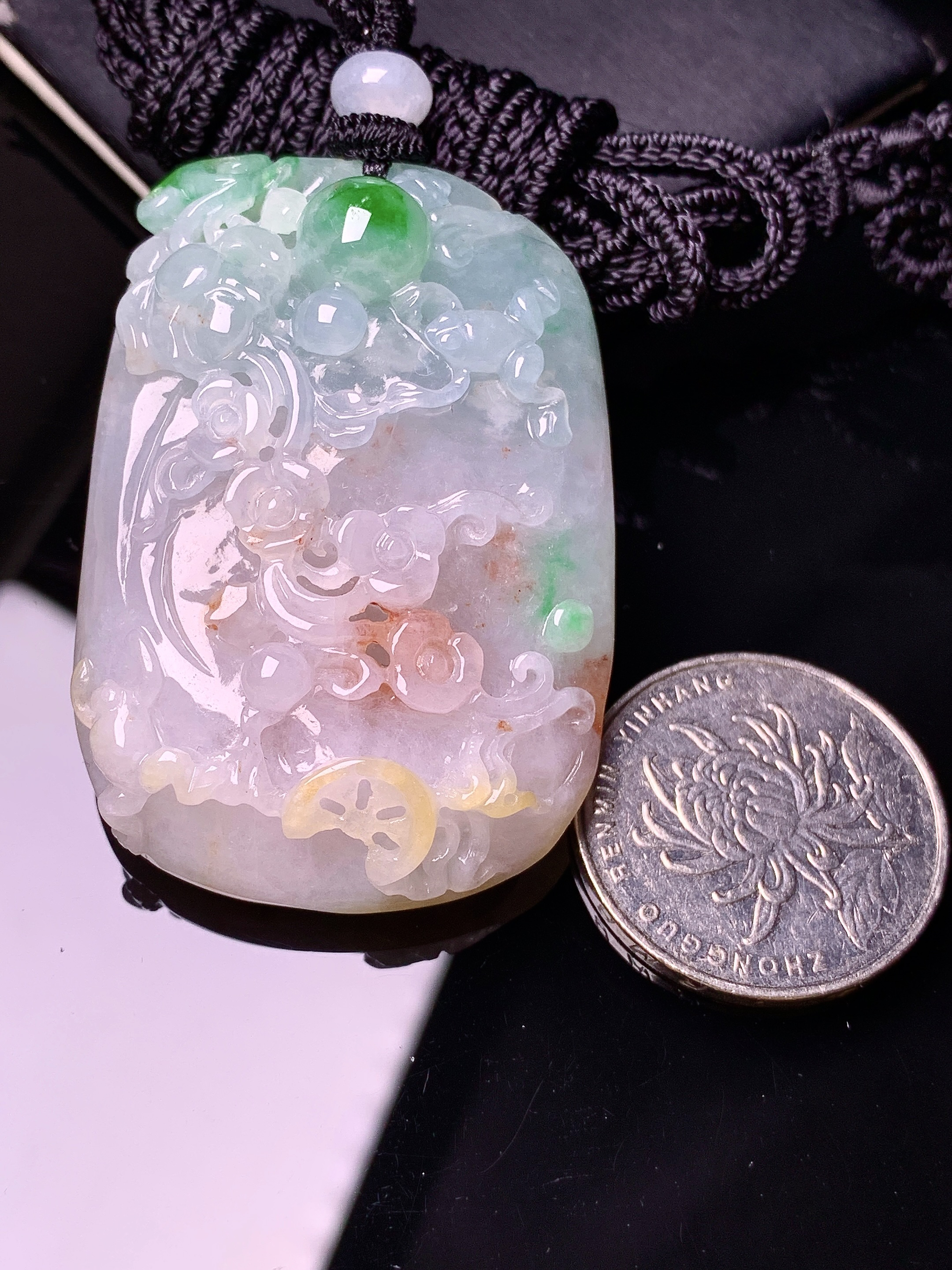 飘黄绿花开富贵牌吊坠 玉质细腻 色泽艳丽清新 水润亮眼 整体尺寸50.5*34.7*12.8w1