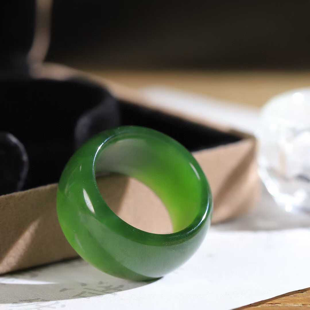 （古韵.扳指）

品质第一 信誉至上️精品和田玉碧玉扳指，玉质温润，油润感十足， 整器古韵生辉。优雅高贵。运筹帷幄于掌中，决胜于千里之外。
重14克   圈口22.4mm   尺寸15.3-4.4mm    79402479OYY