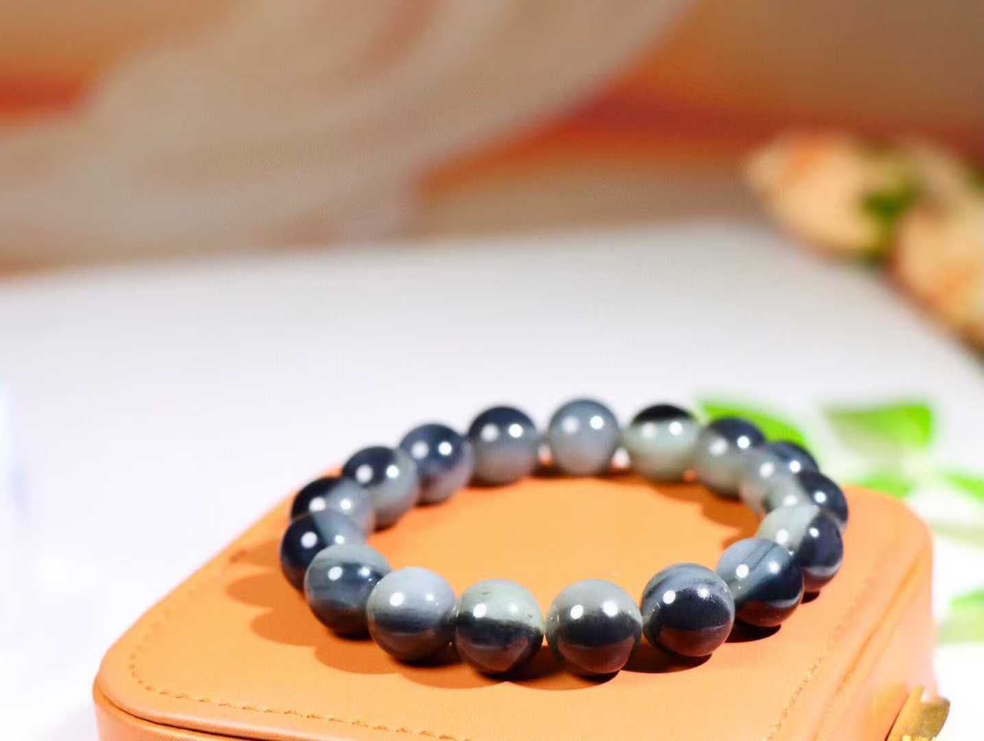 【珠圆玉润.一眼天】

新疆和田青花籽料一眼手串 颗颗一眼天 稀有并具个性，老熟籽 玉质温润 油性足，珠珠落玉盘，间关莺语花底滑，一生美好时光，无论身在何处，都有它相伴相守。事事顺遂，幸福美满，吉祥如意。

重45.3克 尺寸12.1mm  36823212113O