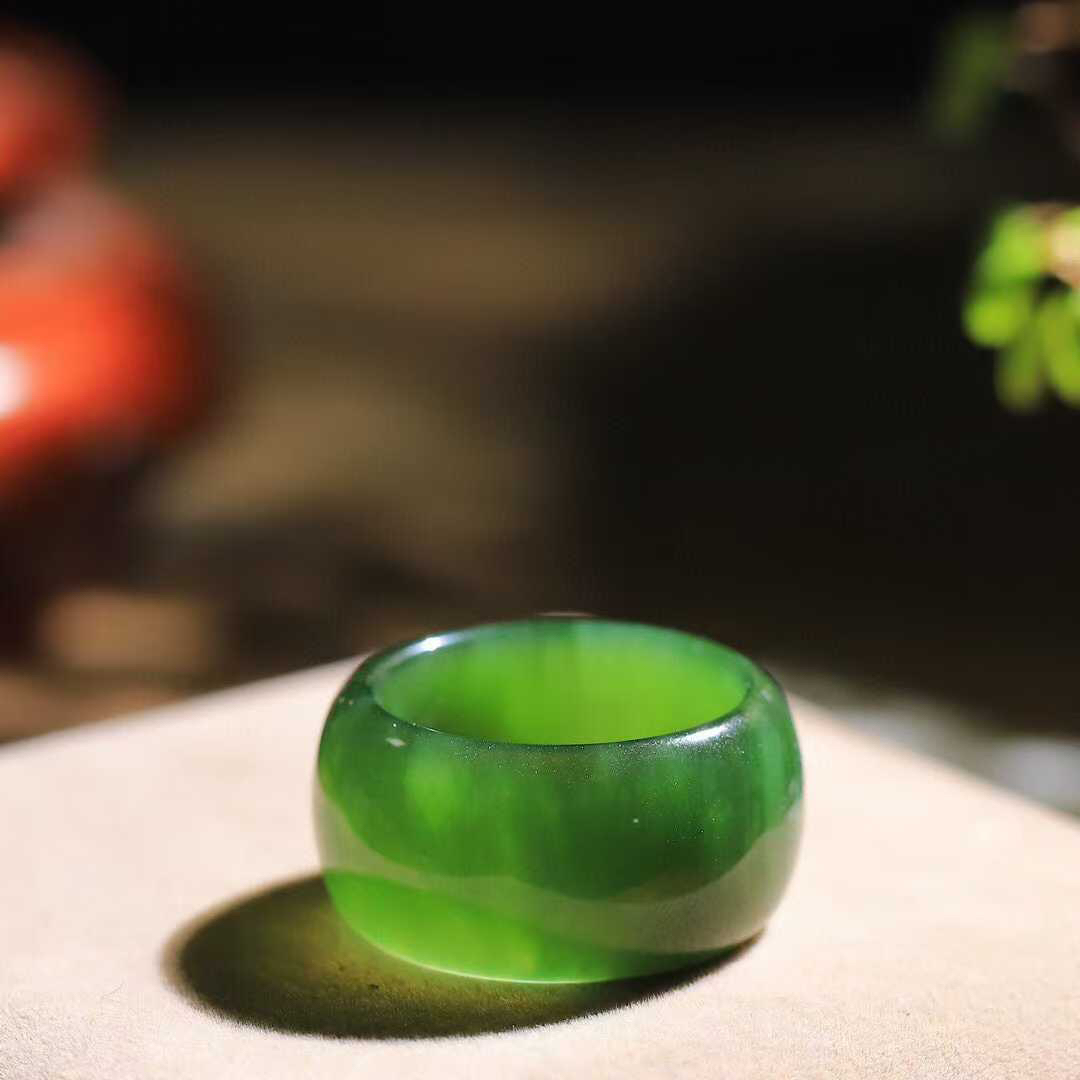 （古韵.扳指）

品质第一 信誉至上️精品和田玉碧玉扳指，玉质温润，油润感十足， 整器古韵生辉。优雅高贵。运筹帷幄于掌中，决胜于千里之外。
重14克   圈口22.4mm   尺寸15.3-4.4mm    79402479OYY