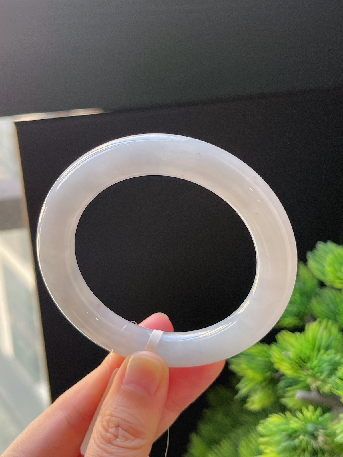 圆镯52.3圈口，翡翠糯化种淡绿色手镯