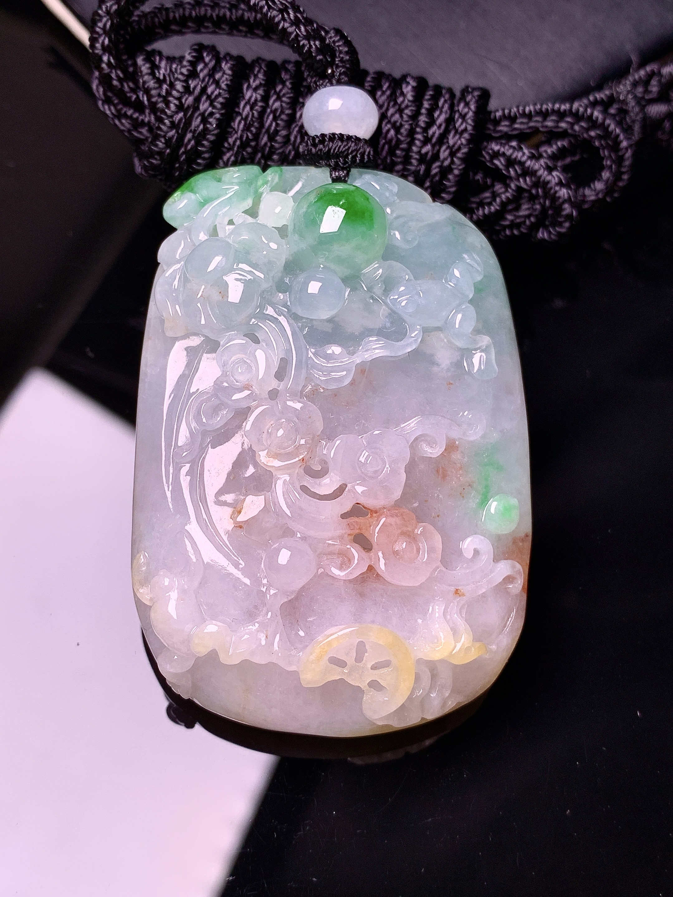 飘黄绿花开富贵牌吊坠 玉质细腻 色泽艳丽清新 水润亮眼 整体尺寸50.5*34.7*12.8w1