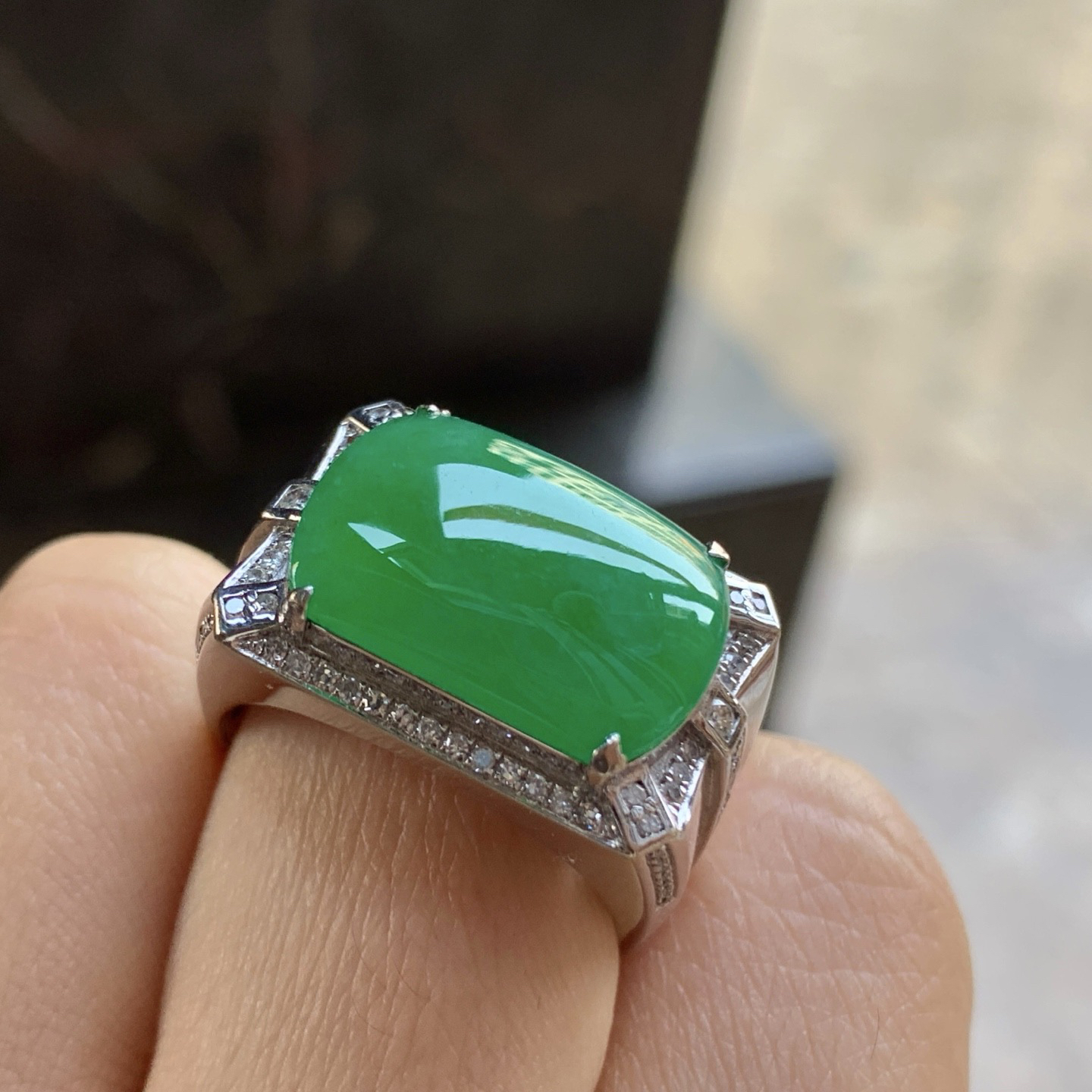 金钻镶嵌绿色马鞍戒指^_^玉质温润