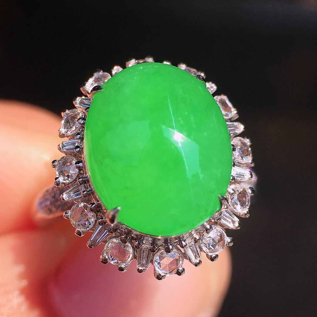 阳绿蛋面戒指，色泽均匀艳丽，玉质细腻，荧光感超
强，饱满圆润，尽显优雅气质，18k
金豪华镶嵌