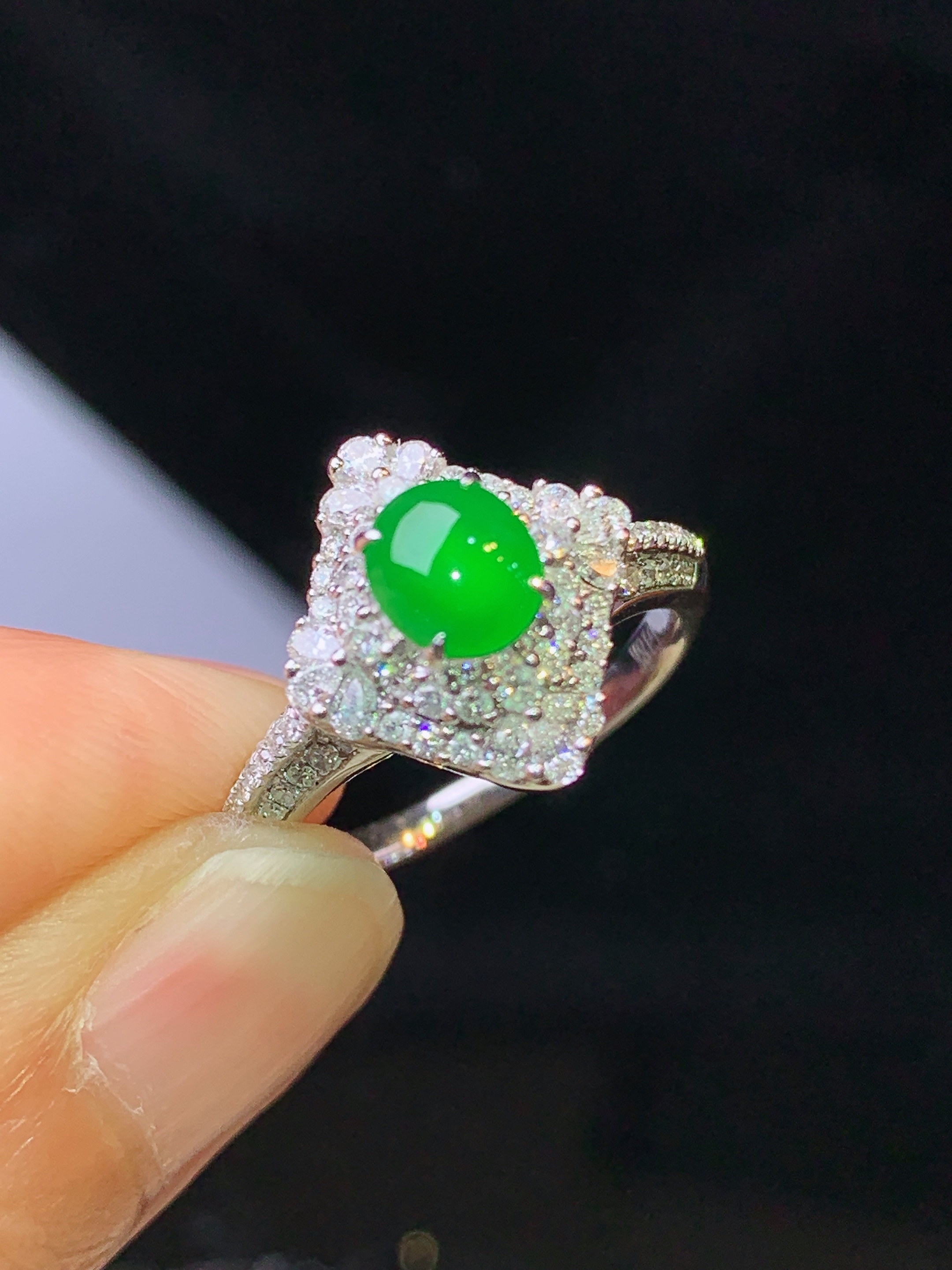 18k金钻镶嵌满绿蛋面戒指 玉质细腻 色泽艳丽清新 水润亮眼 圈口13 整体尺寸13.5*12.3*
